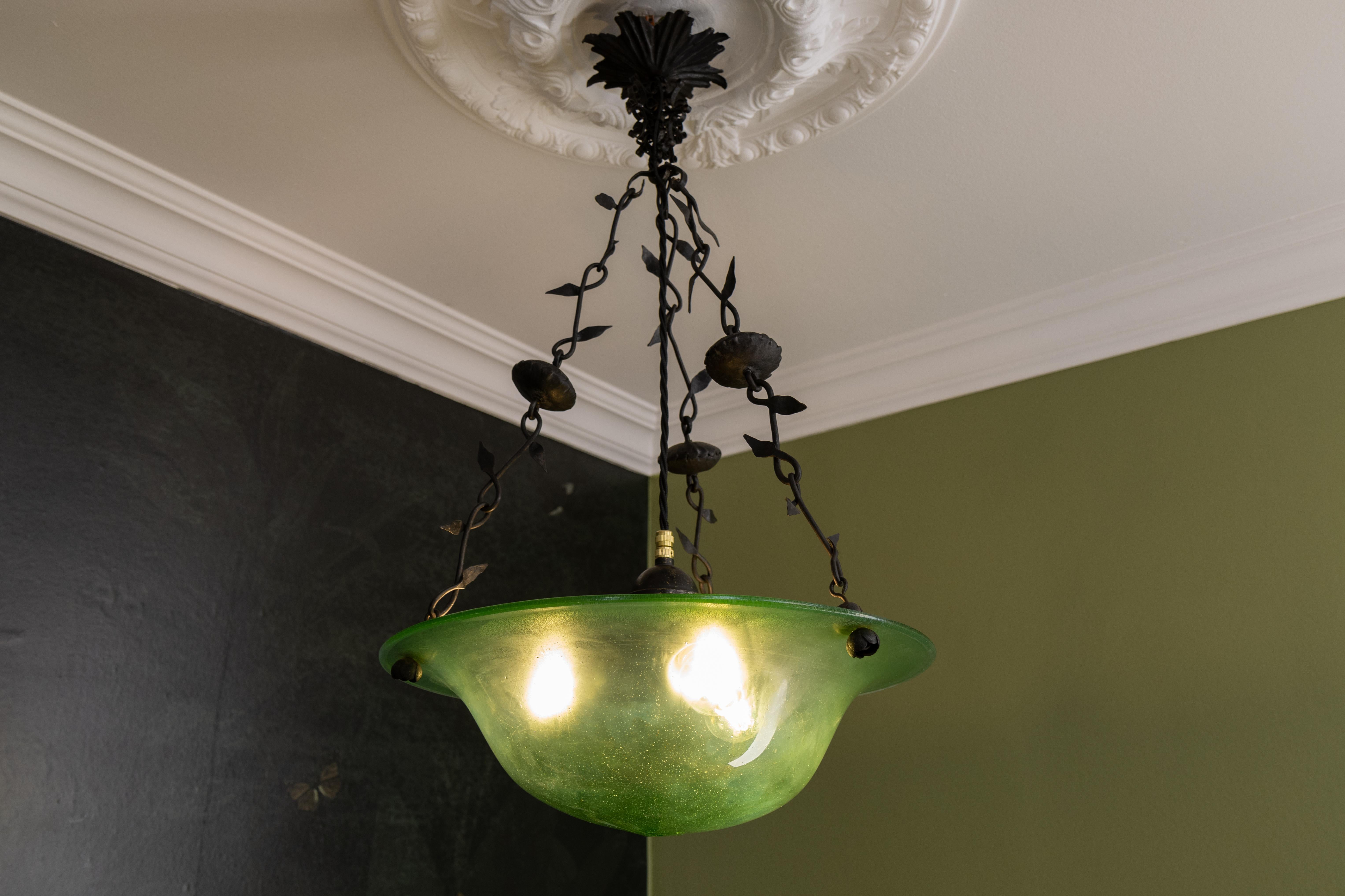 Antigua lámpara colgante francesa Art Nouveau de cristal verde y hierro forjado, hacia 1920 Hecho a mano en venta