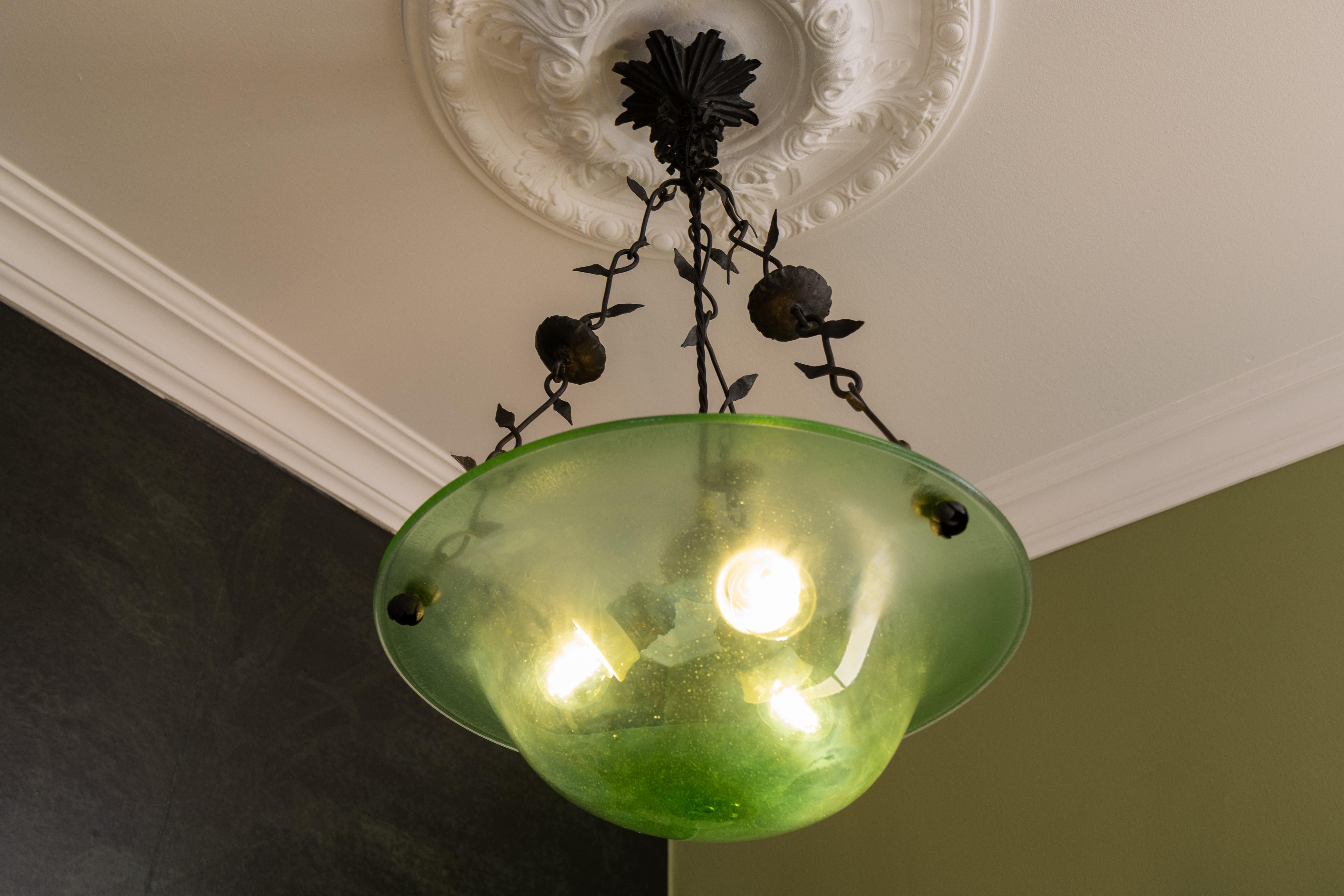 Antigua lámpara colgante francesa Art Nouveau de cristal verde y hierro forjado, hacia 1920 en Bueno estado para la venta en Barntrup, DE