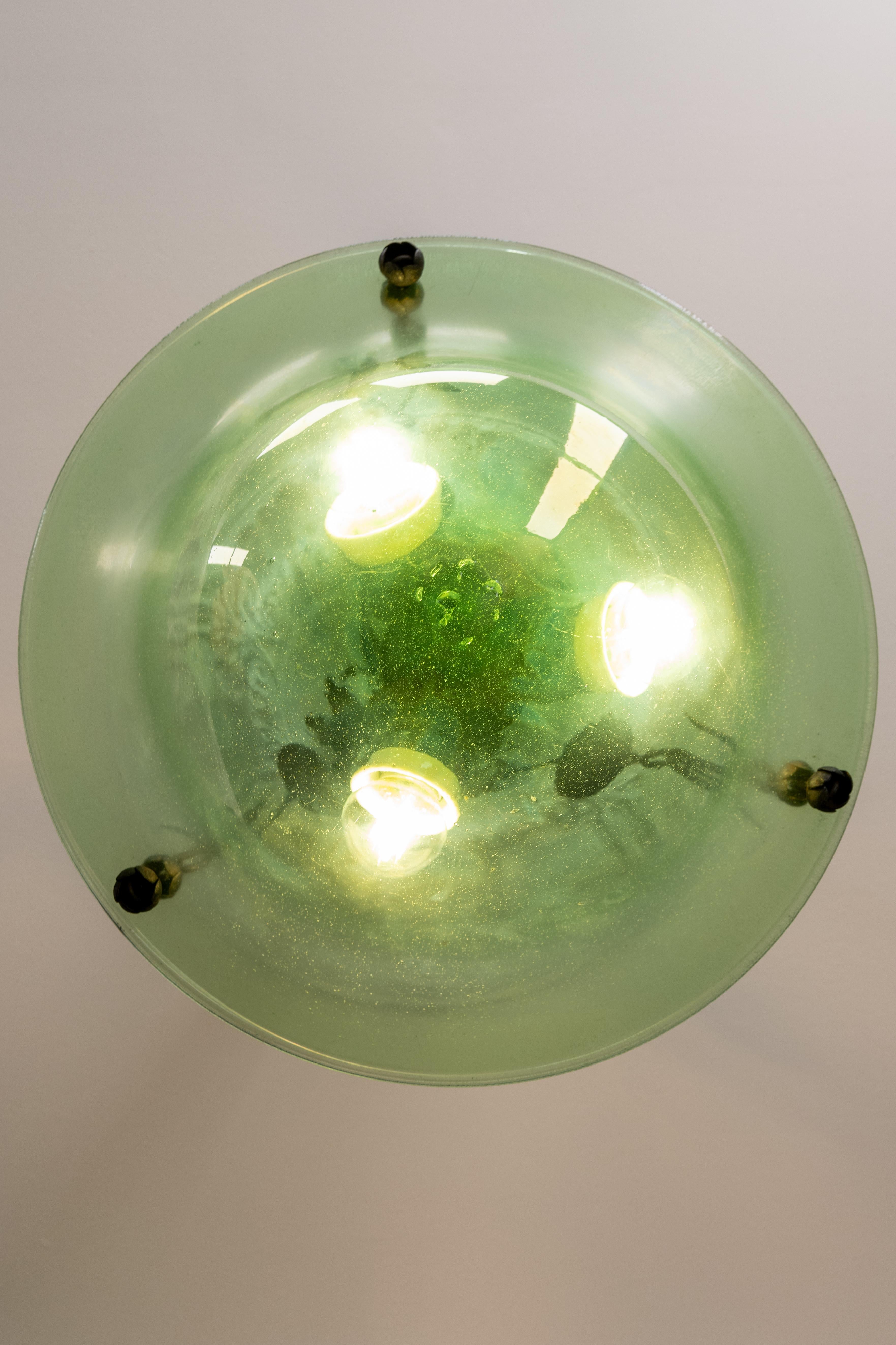 Antigua lámpara colgante francesa Art Nouveau de cristal verde y hierro forjado, hacia 1920 principios del siglo XX en venta