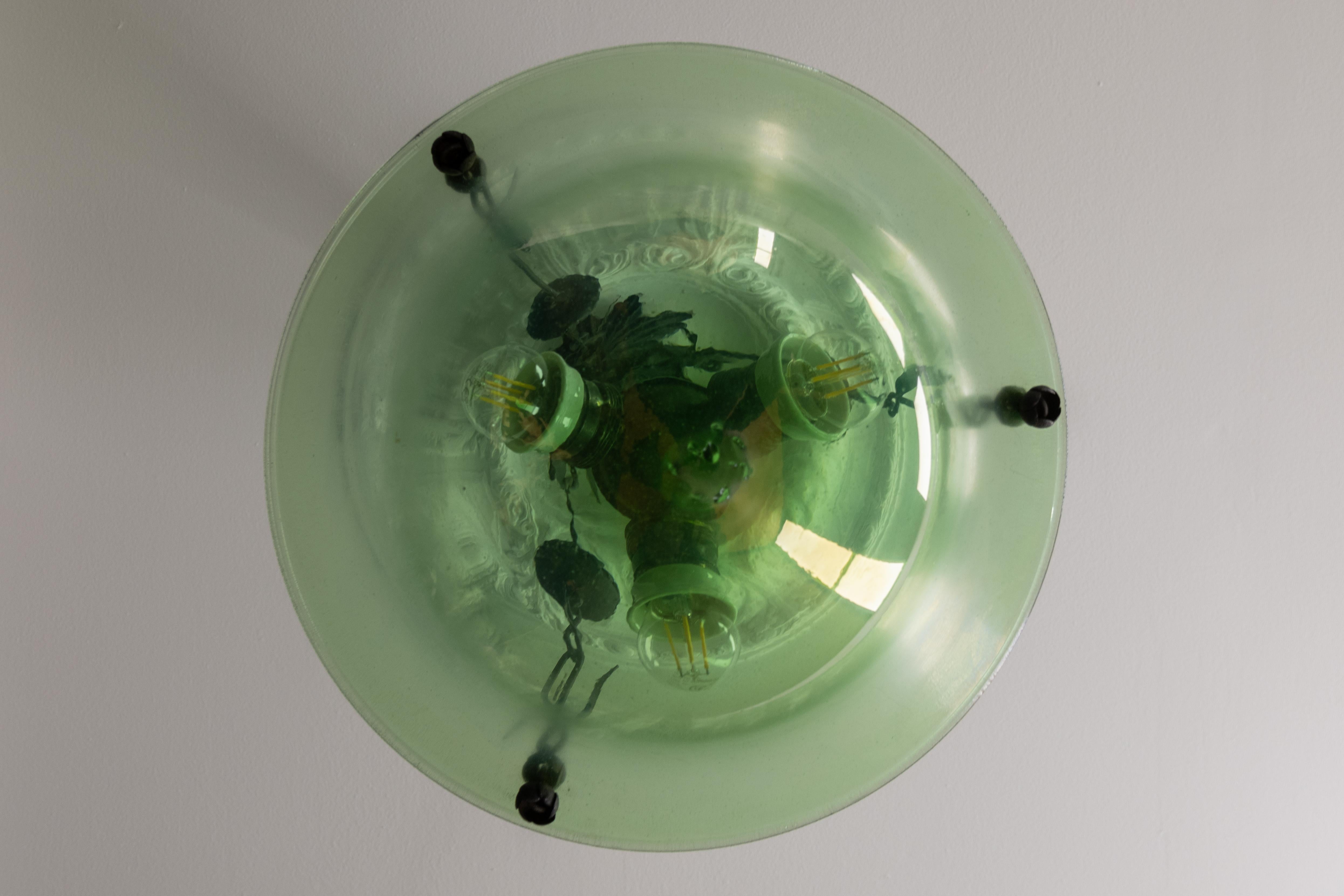 Antigua lámpara colgante francesa Art Nouveau de cristal verde y hierro forjado, hacia 1920 Vidrio en venta