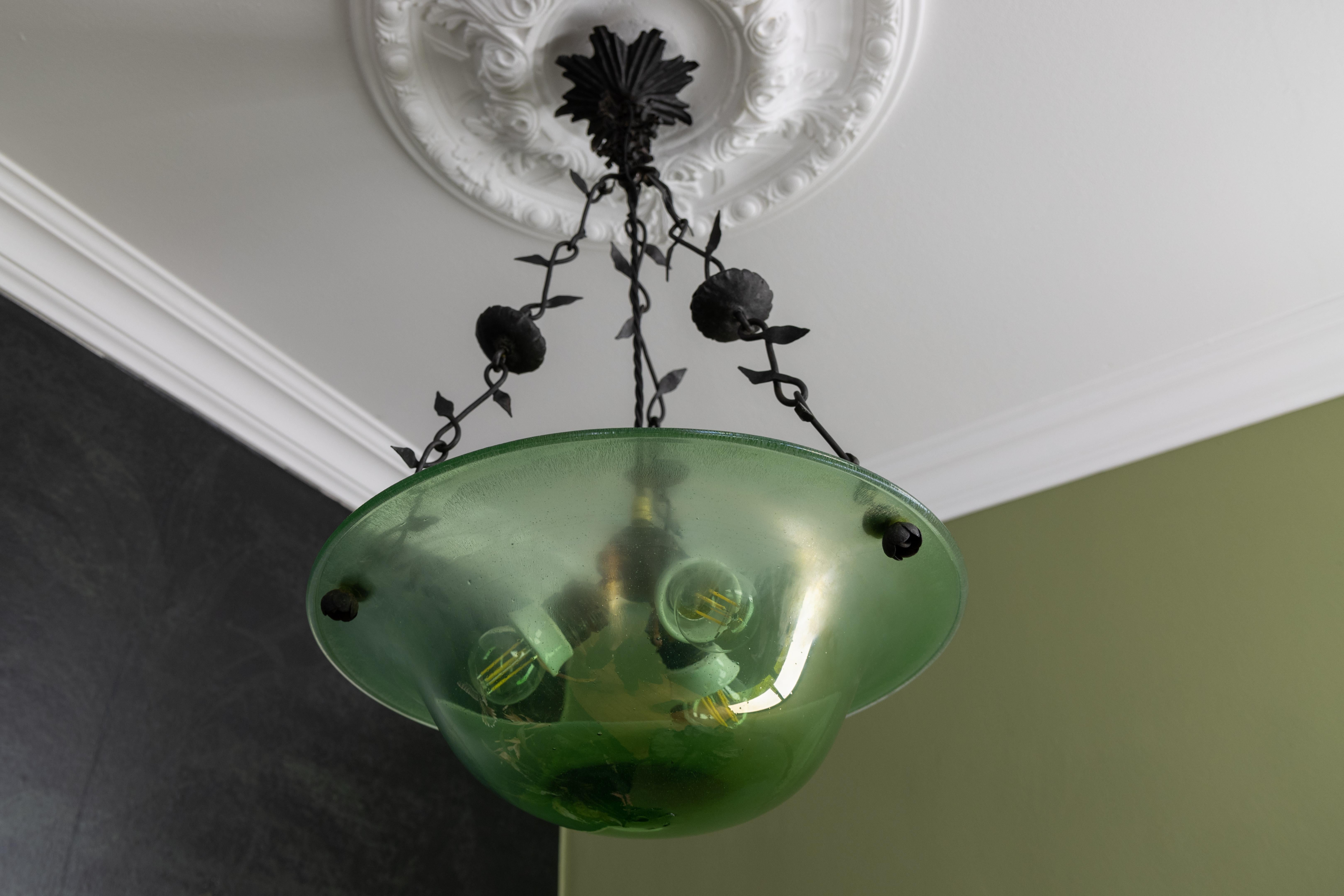 Antigua lámpara colgante francesa Art Nouveau de cristal verde y hierro forjado, hacia 1920 en venta 1