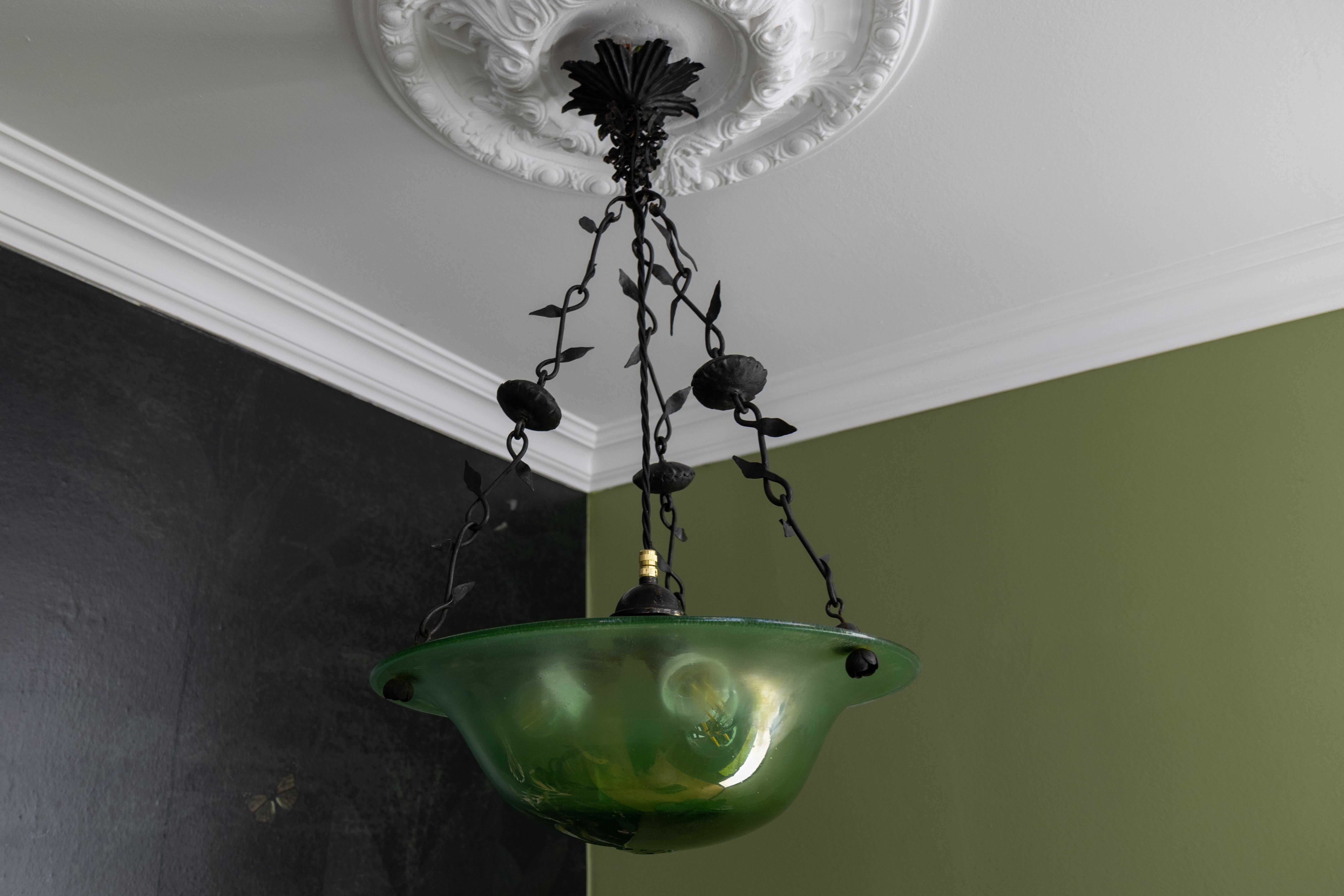 Antigua lámpara colgante francesa Art Nouveau de cristal verde y hierro forjado, hacia 1920 en venta 2