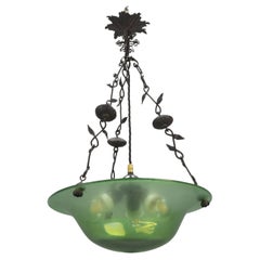 Antigua lámpara colgante francesa Art Nouveau de cristal verde y hierro forjado, hacia 1920