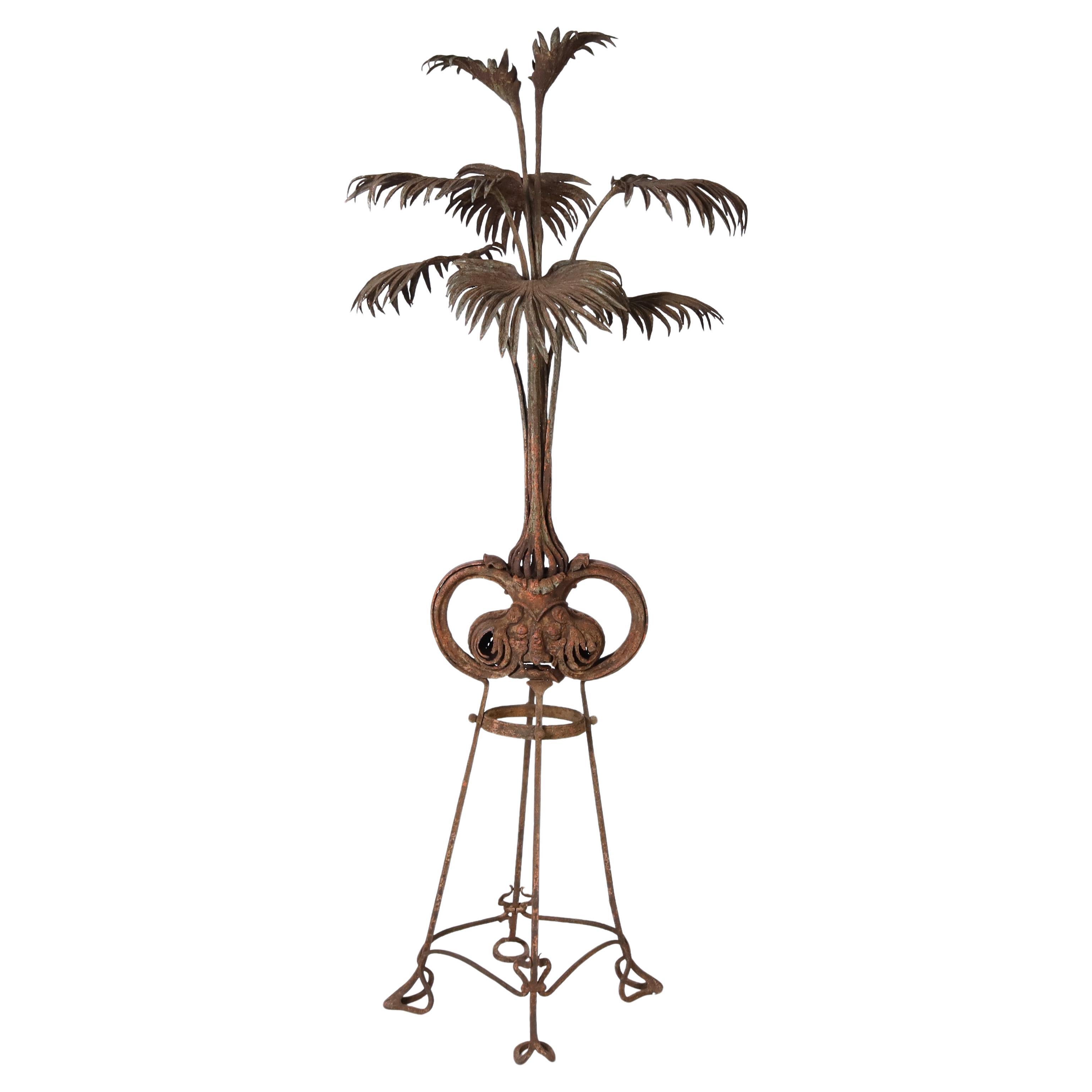 Antique French Art Nouveau Escultura de hierro con planta de palma sobre soporte