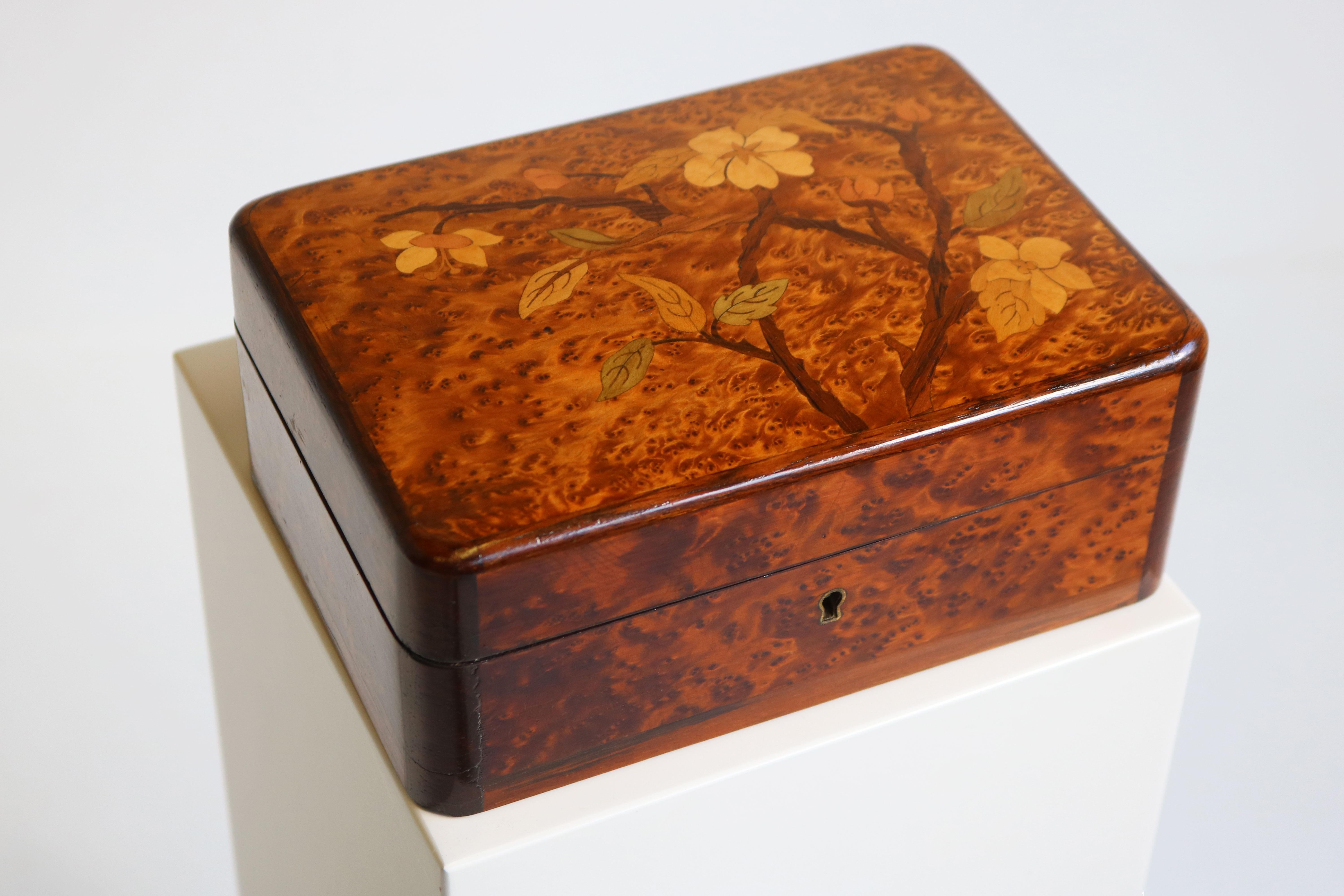 Early 20th Century Antique French Art Nouveau / Jugendstil Jewelry Box in Burl Wood & Floral Inlay