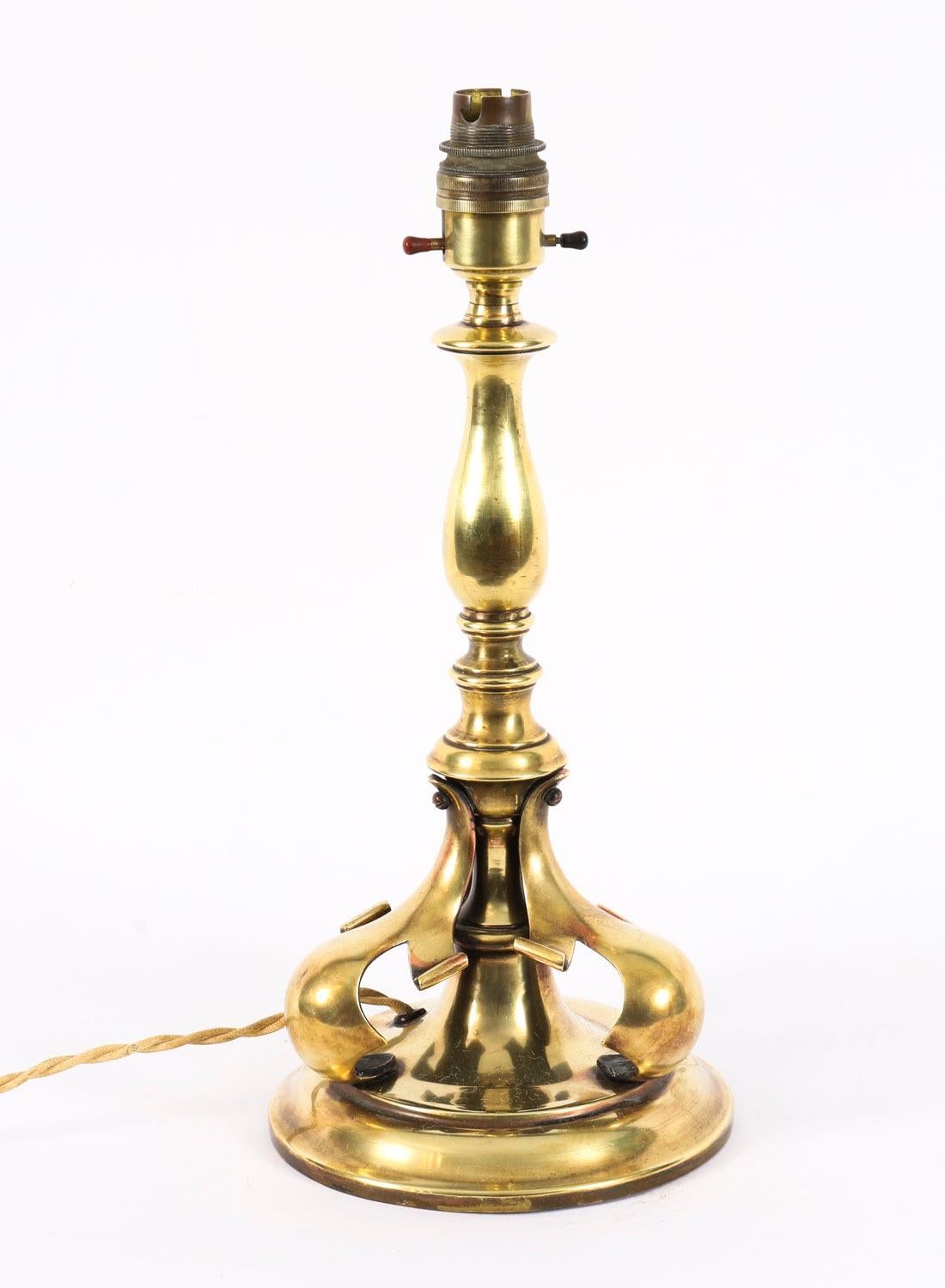 Es handelt sich um eine elegante antike französische Jugendstil-Tischlampe aus Ormolu mit Schirm aus dem späten 19. Jahrhundert.

Die Tischleuchte besteht aus einer bauchigen Säule mit Knauf und einem Sockel mit Fleur de Lis-Blatt auf einem