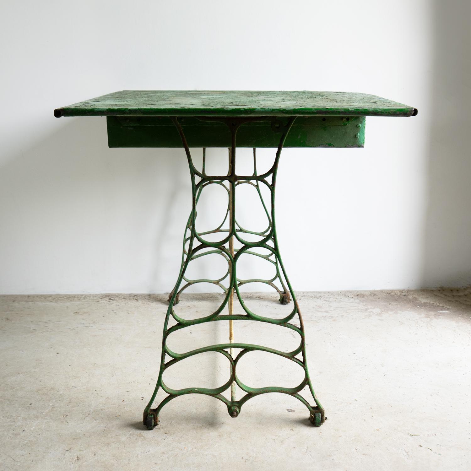 Antique French Art Nouveau Painted Zinc Topped Iron Work Table, Indoor/Outdoor en venta 4