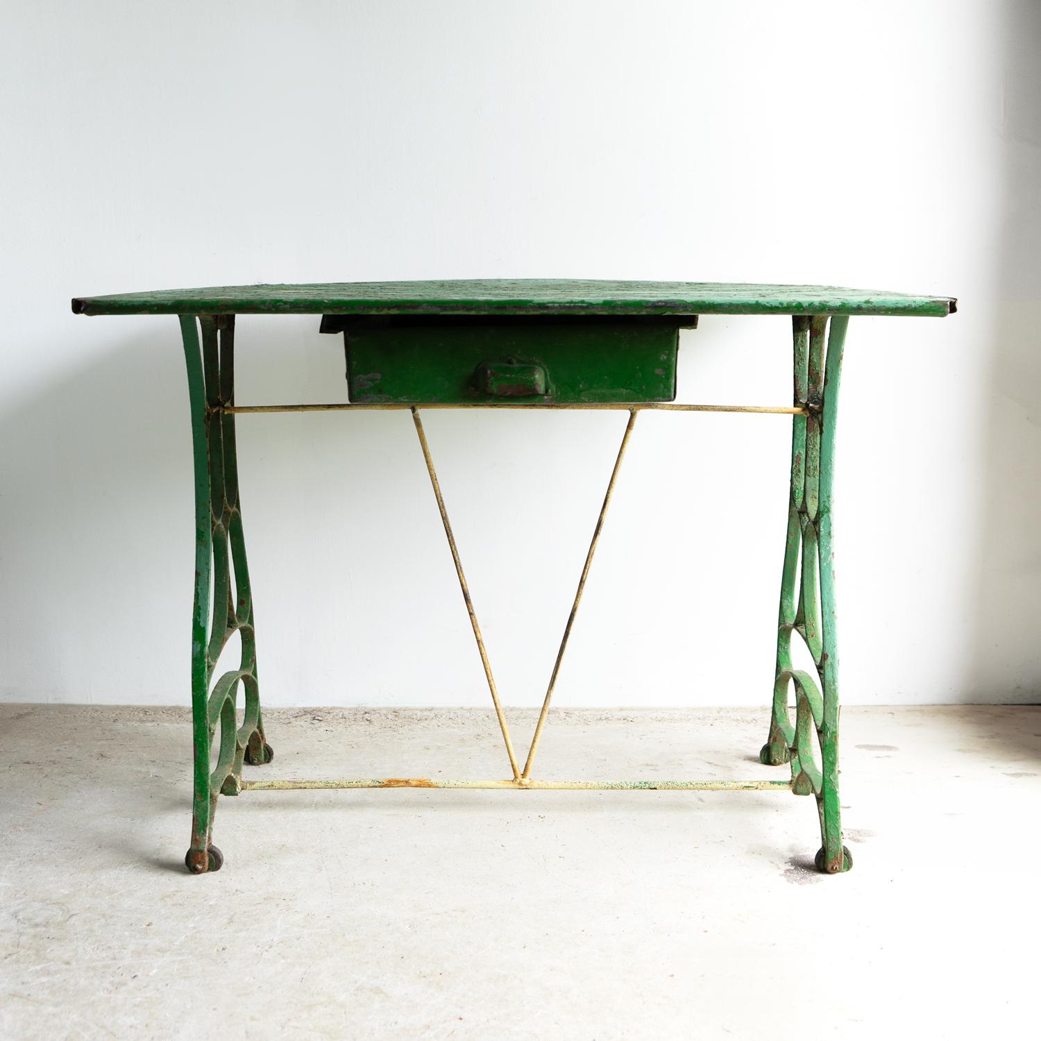 Antique French Art Nouveau Painted Zinc Topped Iron Work Table, Indoor/Outdoor Vaciado en venta