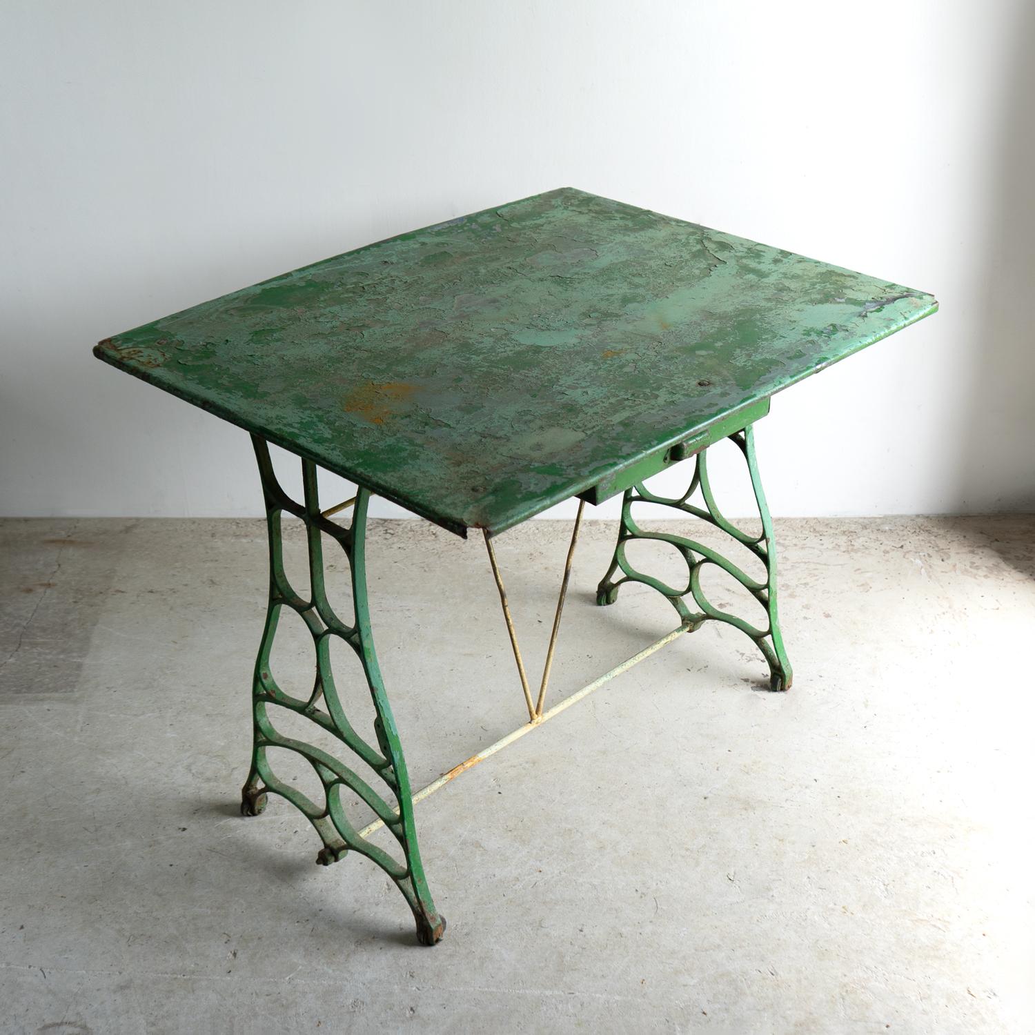 Antique French Art Nouveau Painted Zinc Topped Iron Work Table, Indoor/Outdoor en Bueno estado para la venta en Bristol, GB