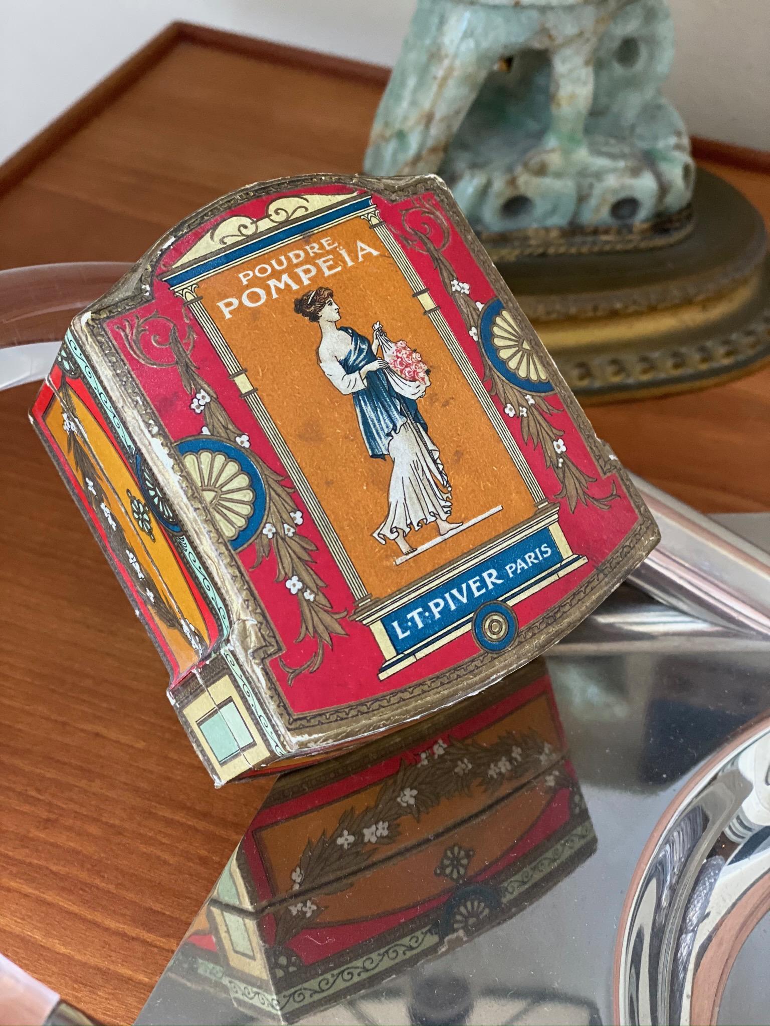 Français Ancienne boîte à poudre en papier Art nouveau français « Poudre Lt Piver Pompeia ». en vente
