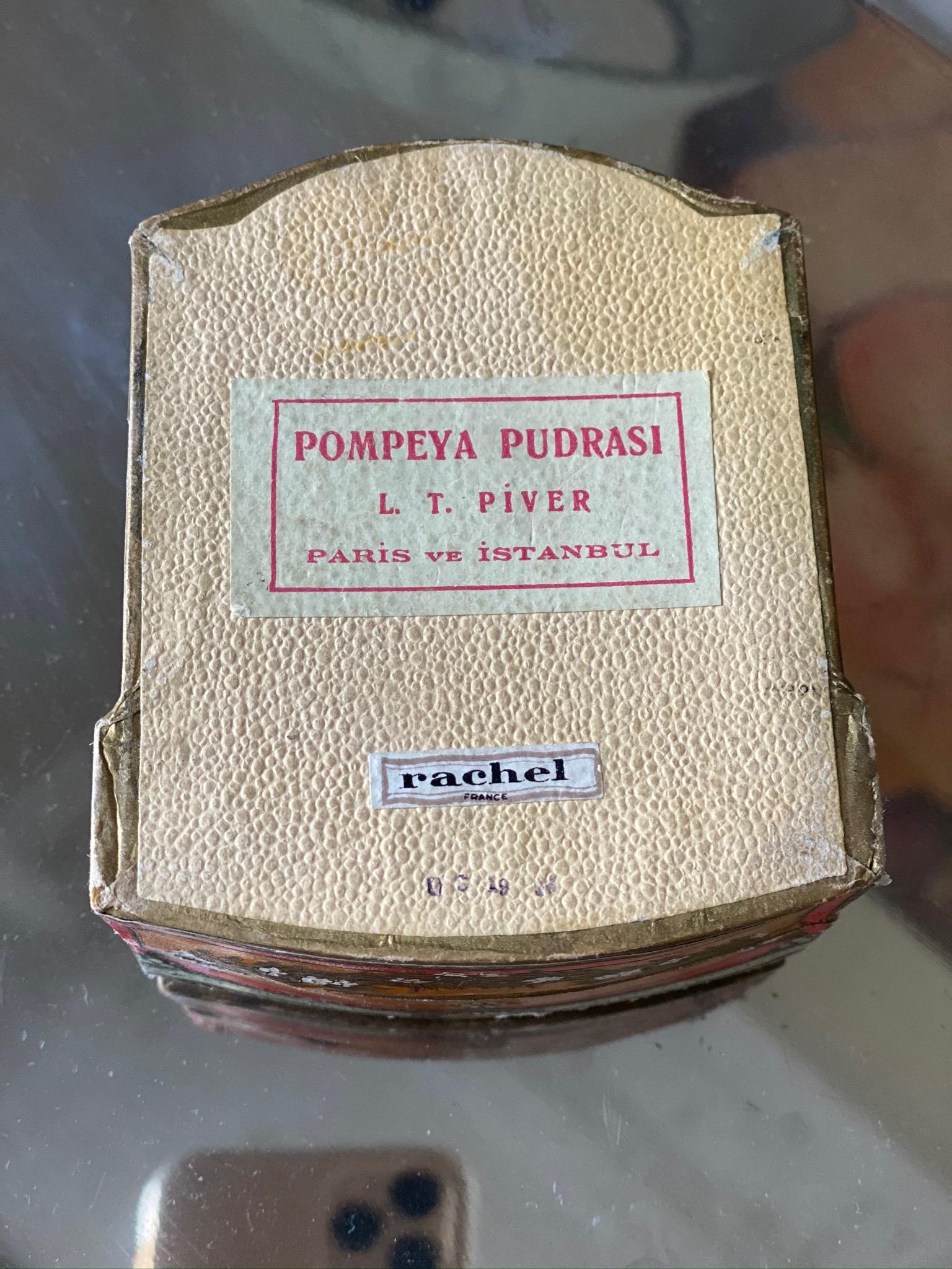 Papier Ancienne boîte à poudre en papier Art nouveau français « Poudre Lt Piver Pompeia ». en vente