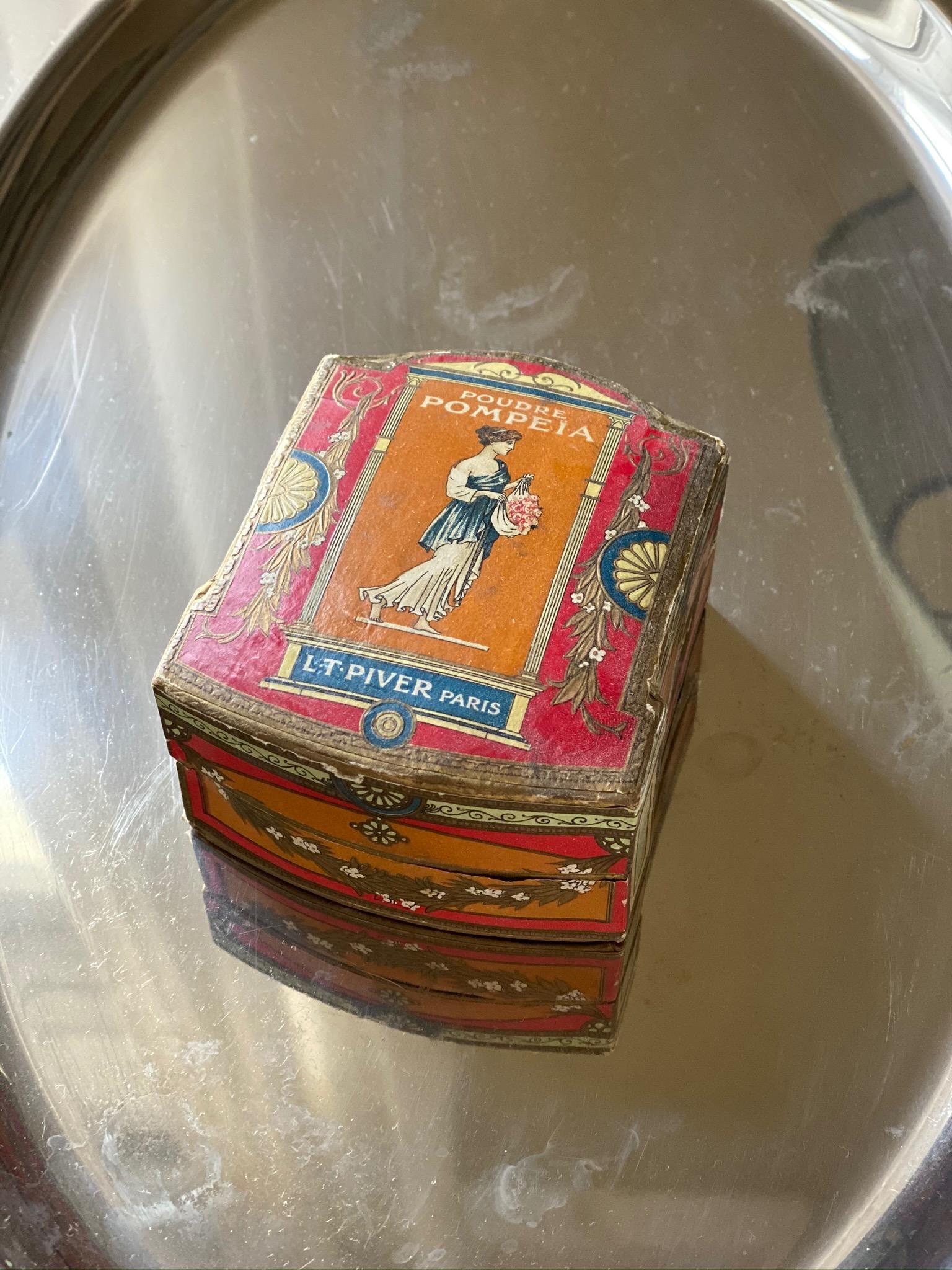 XIXe siècle Ancienne boîte à poudre en papier Art Nouveau français « Poudre Lt Piver Pompeia » en vente
