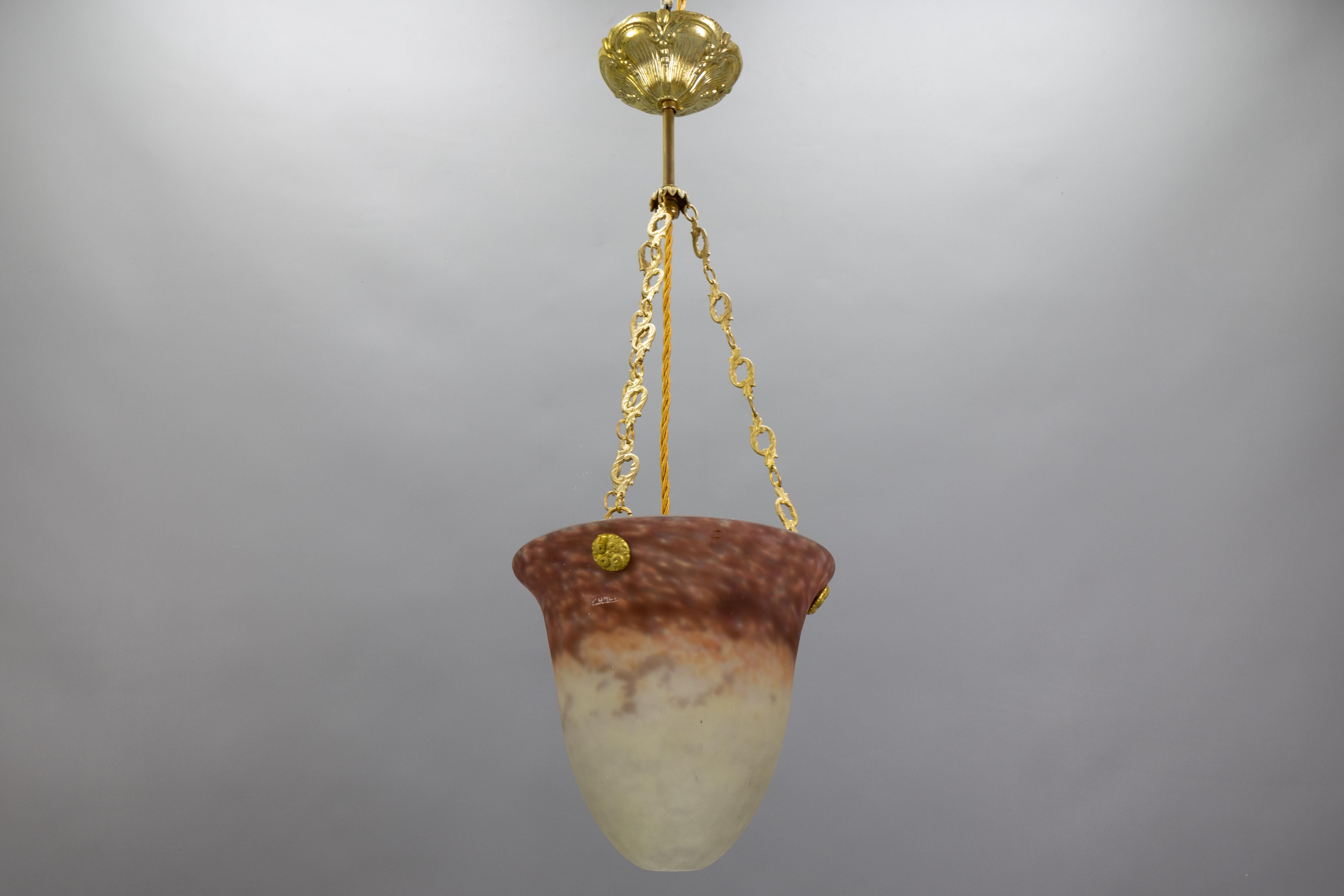 Preciosa lámpara colgante francesa Art Nouveau de Muller Frères, Luneville, hacia 1920. Esta elegante lámpara de techo presenta una característica pantalla de vidrio soplado a mano en un apagado color amatista y crema con un suave jaspeado ámbar,