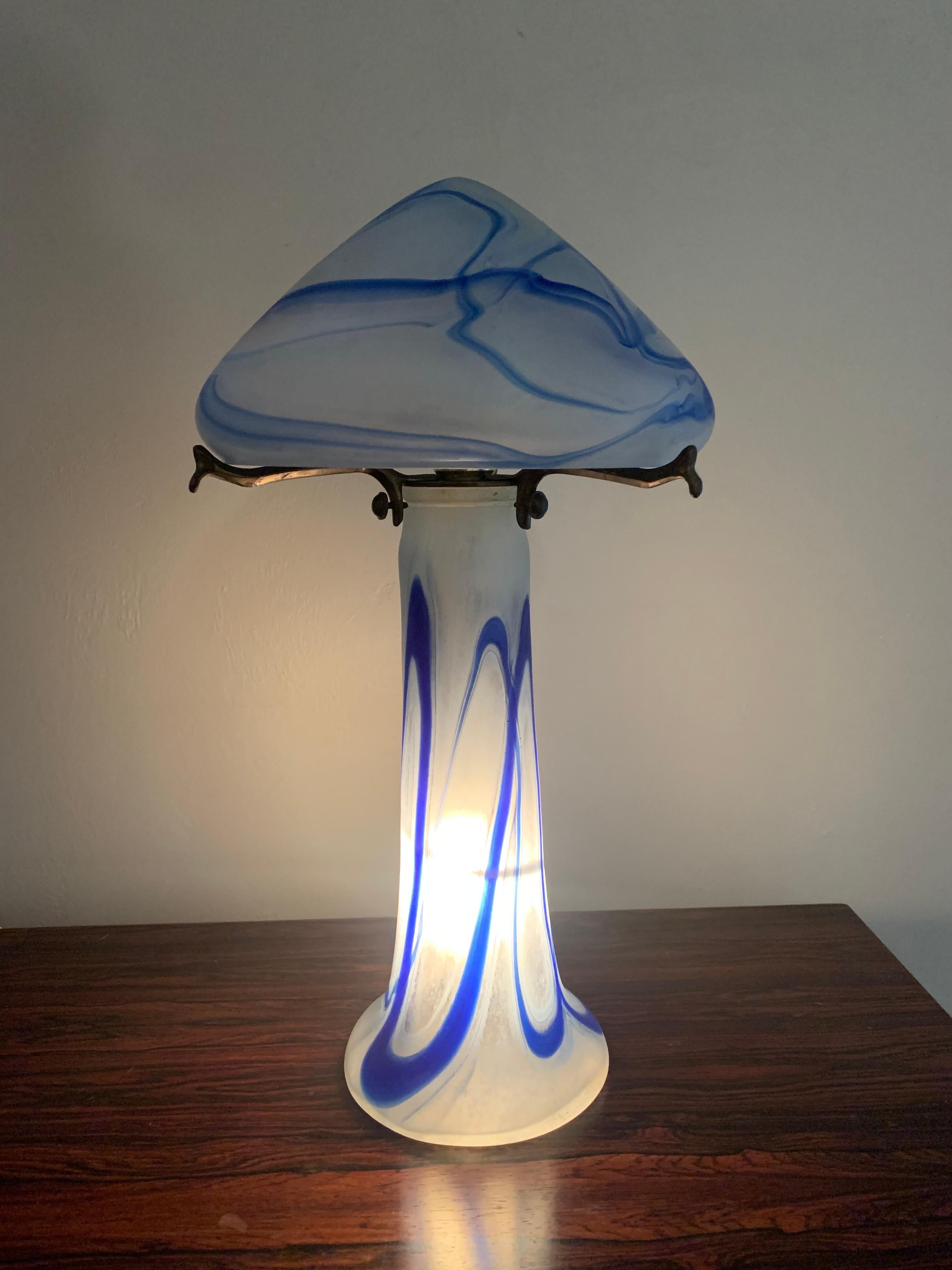 Français Ancienne lampe en verre d'époque Art nouveau français en bleu et blanc en vente