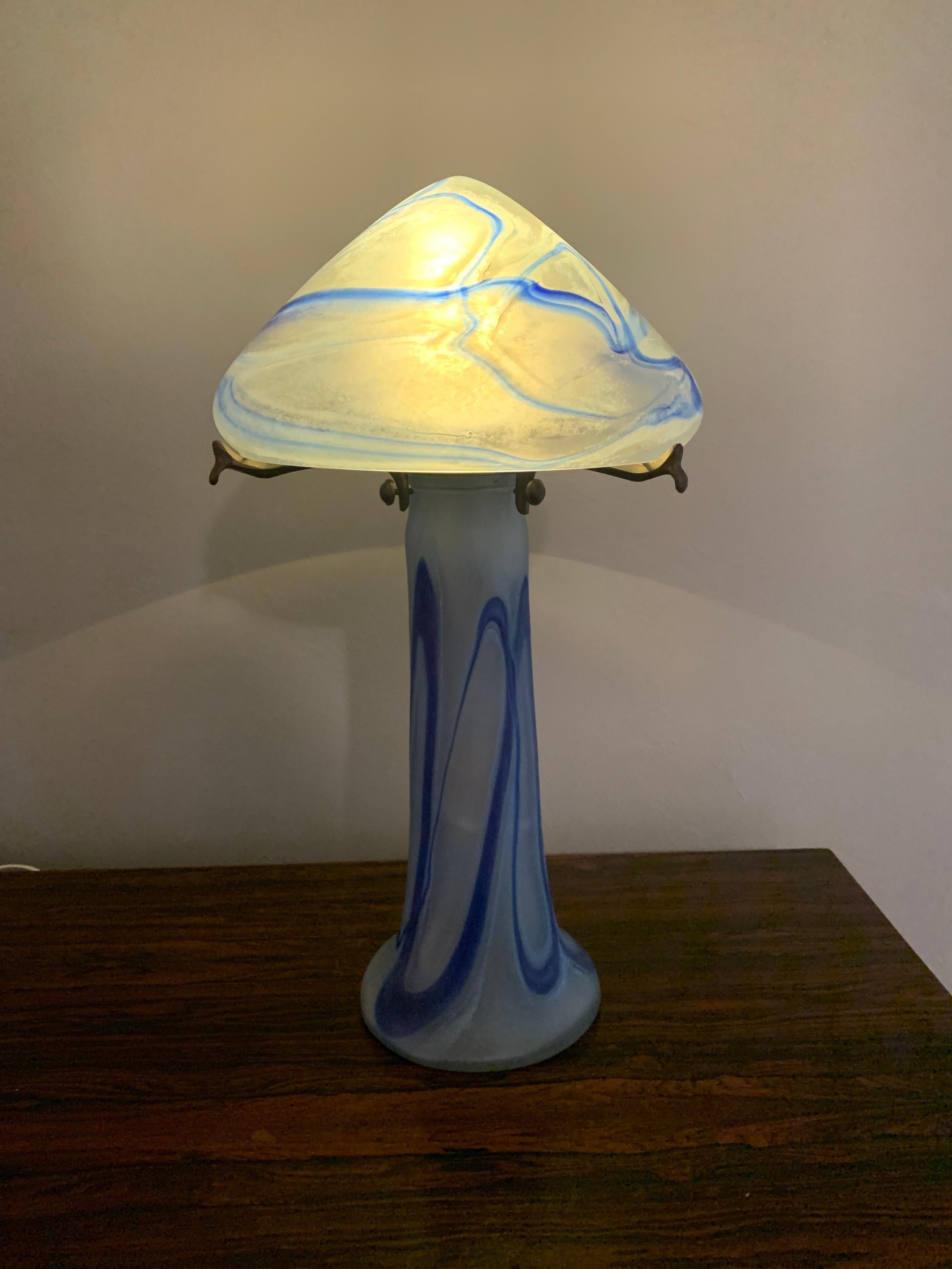 Ancienne lampe en verre d'époque Art nouveau français en bleu et blanc Bon état - En vente à Boynton Beach, FL