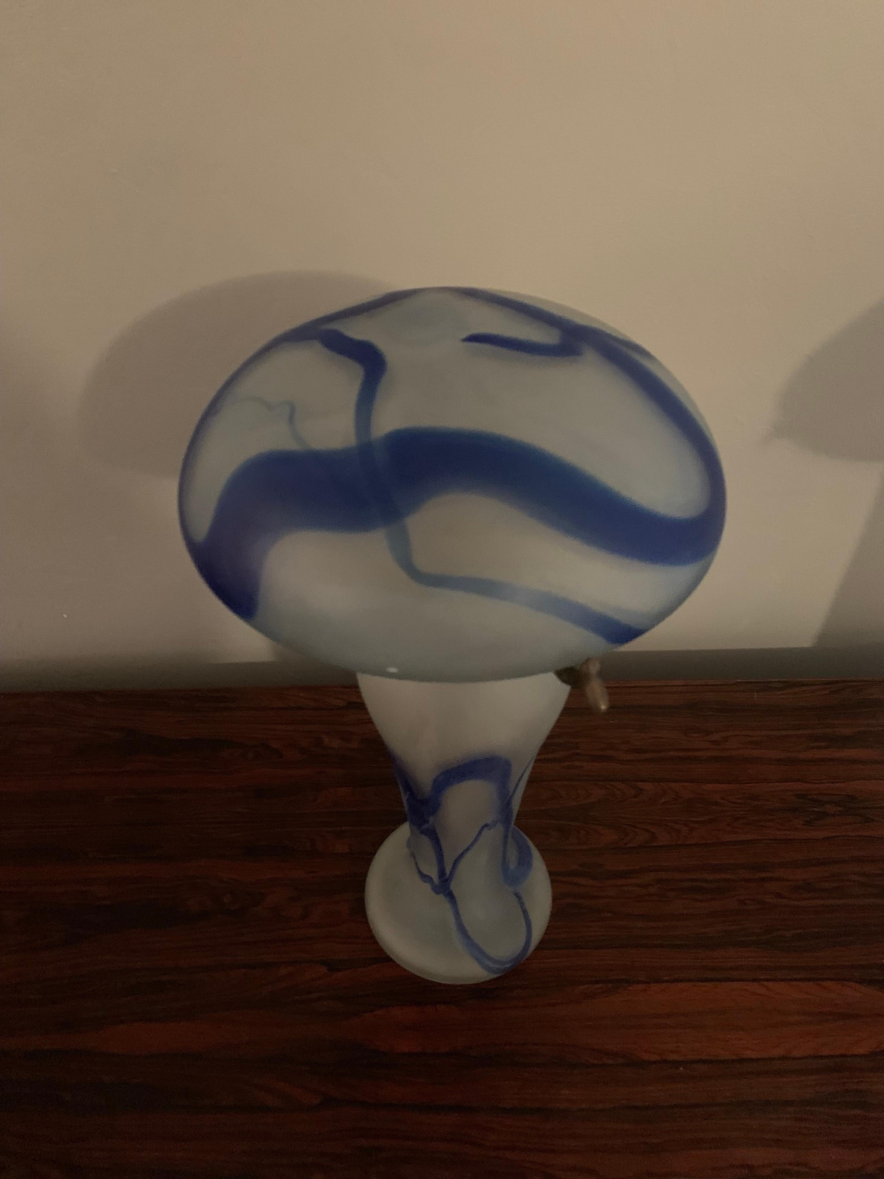 Antike französische Glaslampe aus der Jugendstilzeit des Jugendstils in Blau und Weiß im Zustand „Gut“ im Angebot in Boynton Beach, FL