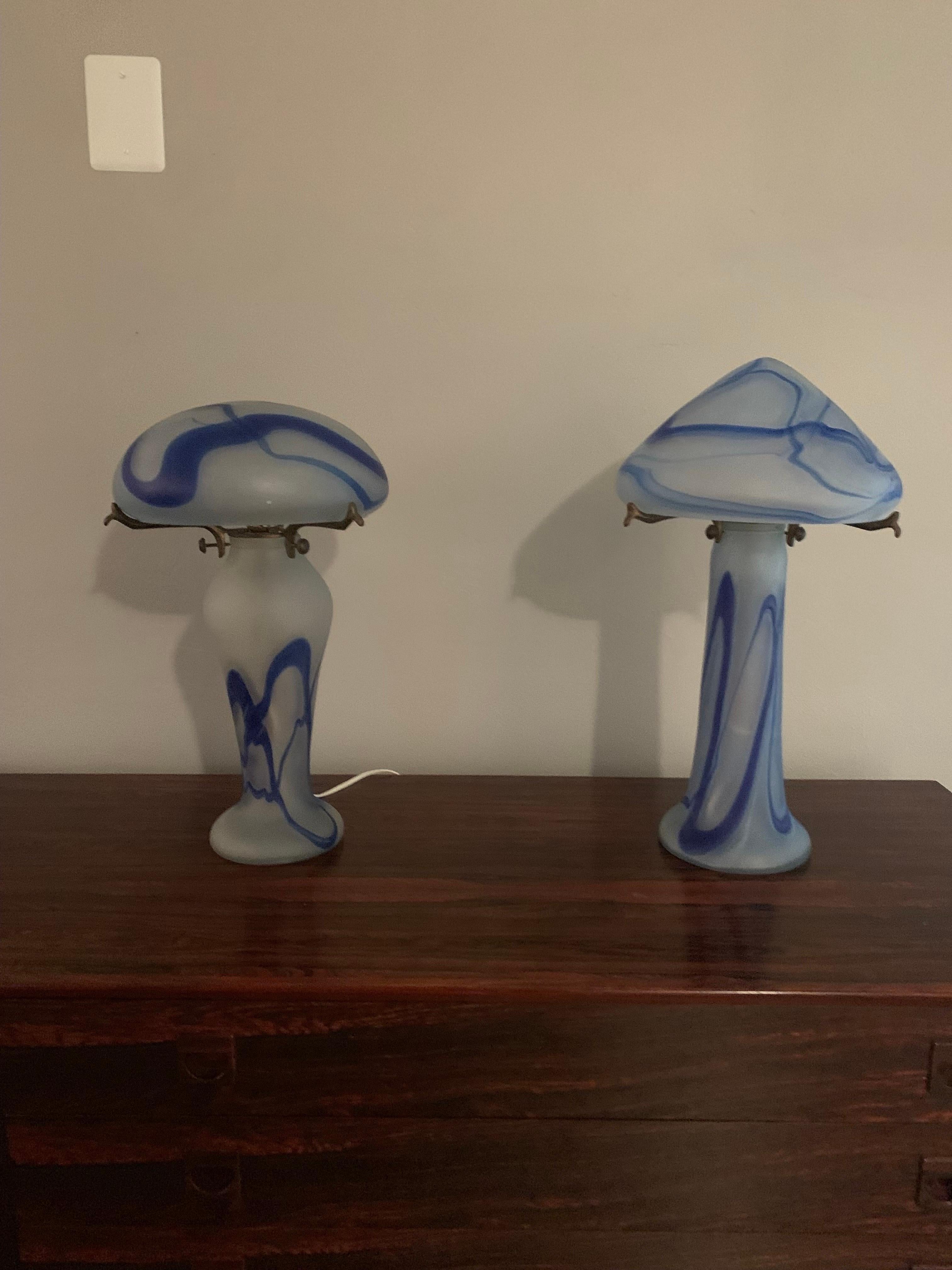 Antike französische Glaslampe aus der Jugendstilzeit des Jugendstils in Blau und Weiß im Angebot 2