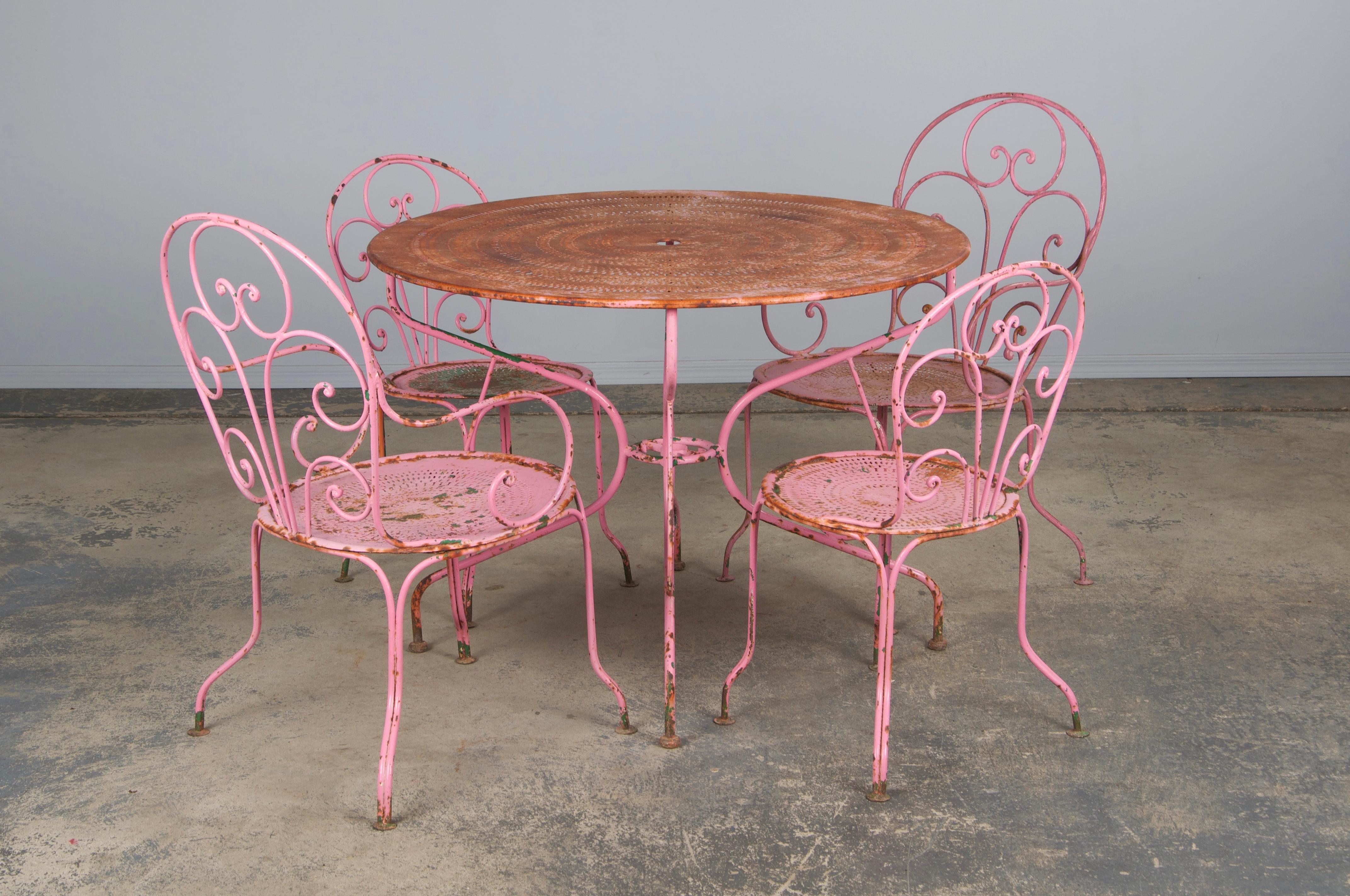 Un incantevole set da giardino in stile Art Nouveau francese dei primi del '900, proveniente direttamente dalla Provenza, in Francia. Questo set comprende un tavolo rotondo, due sedie laterali e due poltrone, tutti meticolosamente realizzati a mano