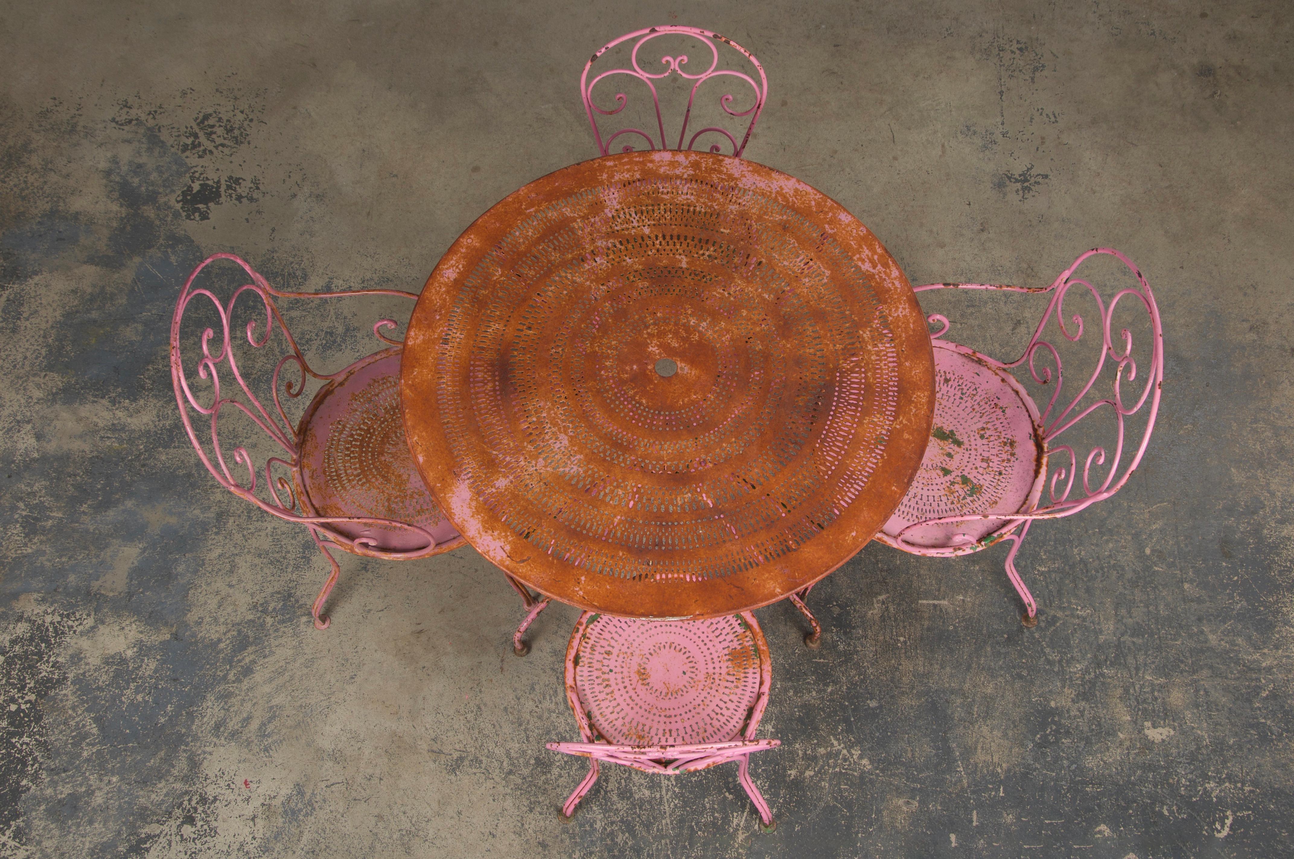 Forgiato Antique French Art Nouveau rosa set da giardino in ferro battuto in vendita