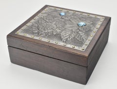 Antique French Art Nouveau Repoussed Pewter and Wood Box with Blue Cabochons (Scatola di peltro e legno con cabochon blu)