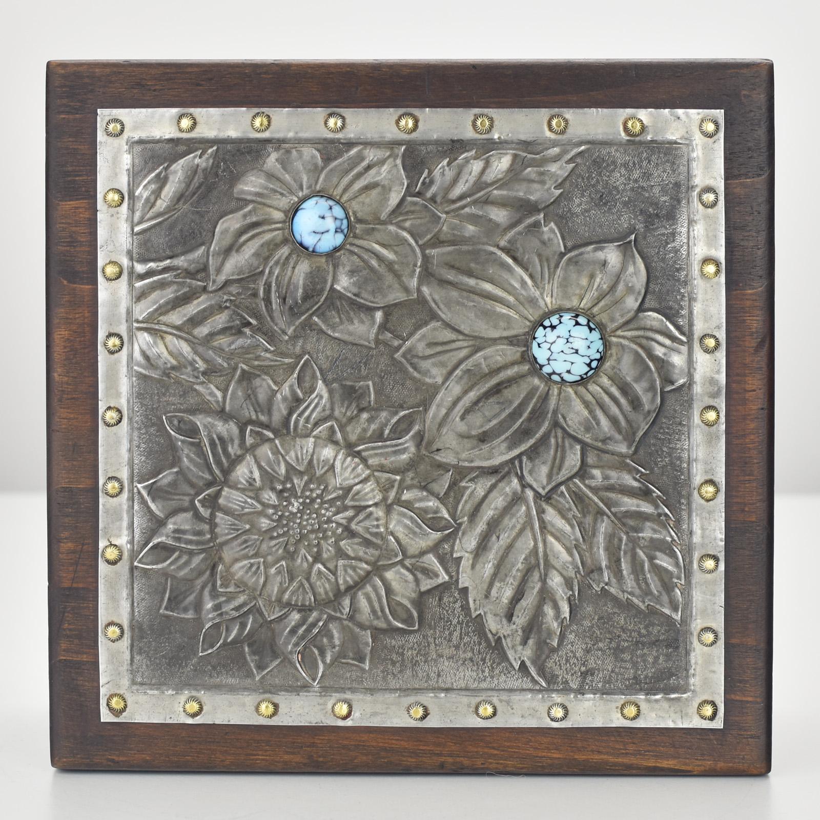 Antigua caja francesa Art Nouveau de estaño repujado y madera con cabujones azules Artes y manualidades en venta