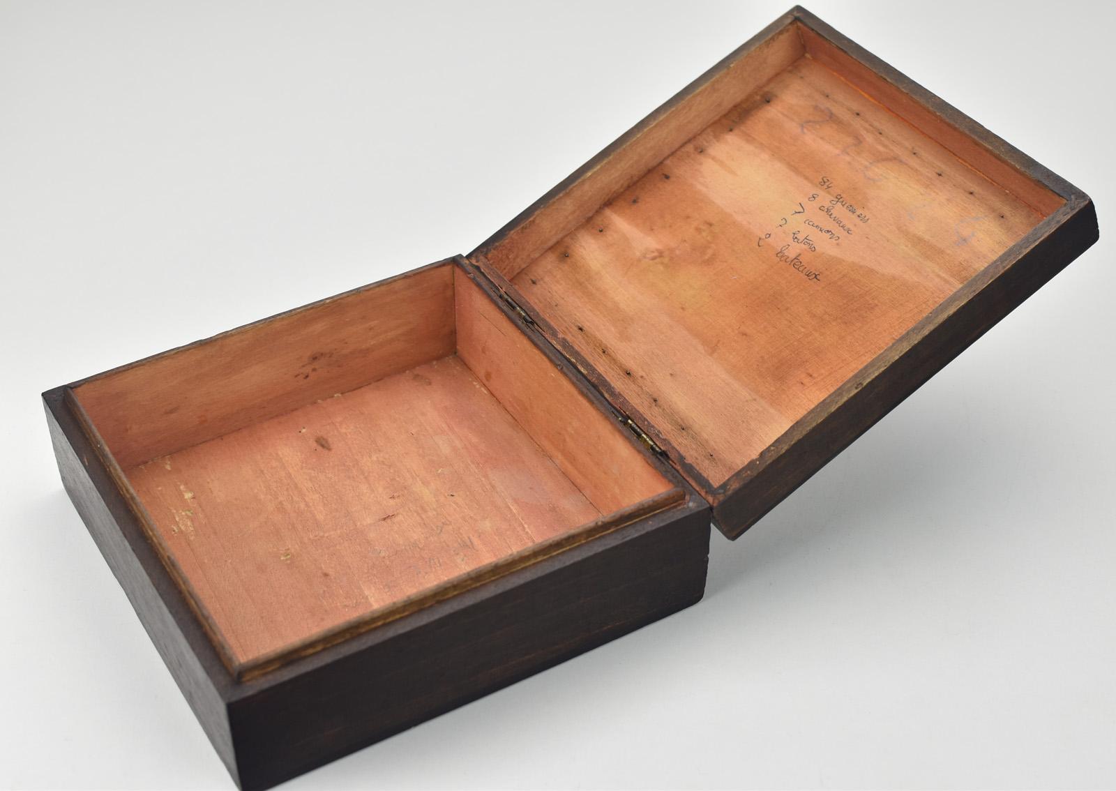 Antigua caja francesa Art Nouveau de estaño repujado y madera con cabujones azules Francés en venta