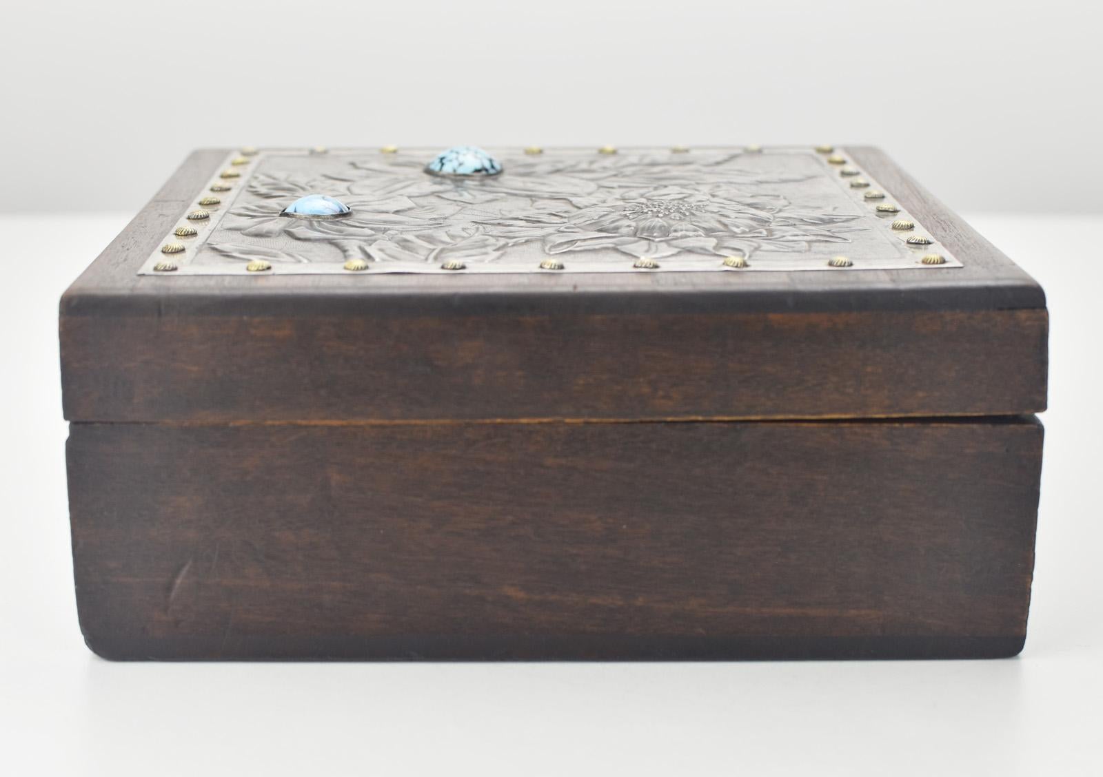 Antigua caja francesa Art Nouveau de estaño repujado y madera con cabujones azules Hecho a mano en venta