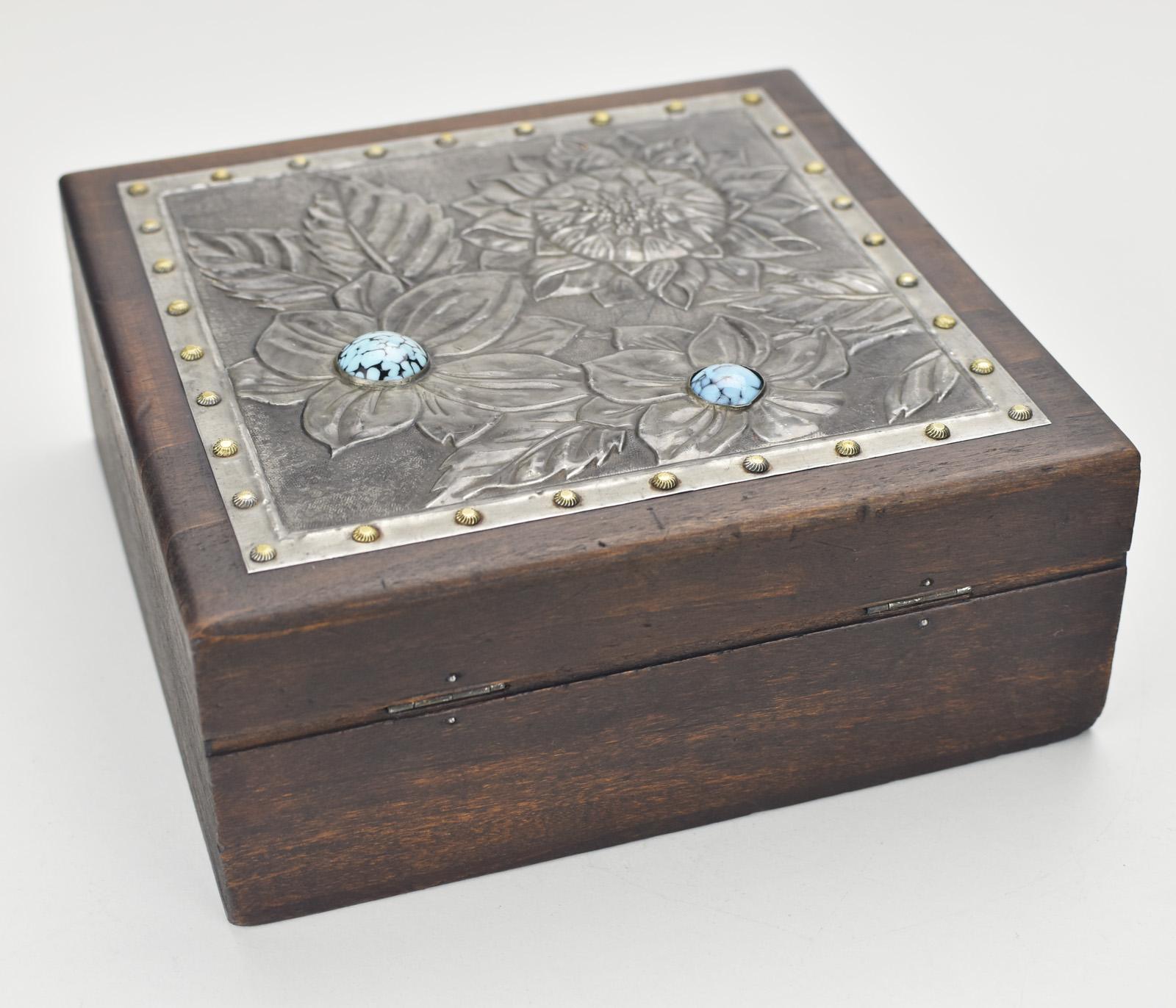 Antigua caja francesa Art Nouveau de estaño repujado y madera con cabujones azules en Bueno estado para la venta en Bad Säckingen, DE