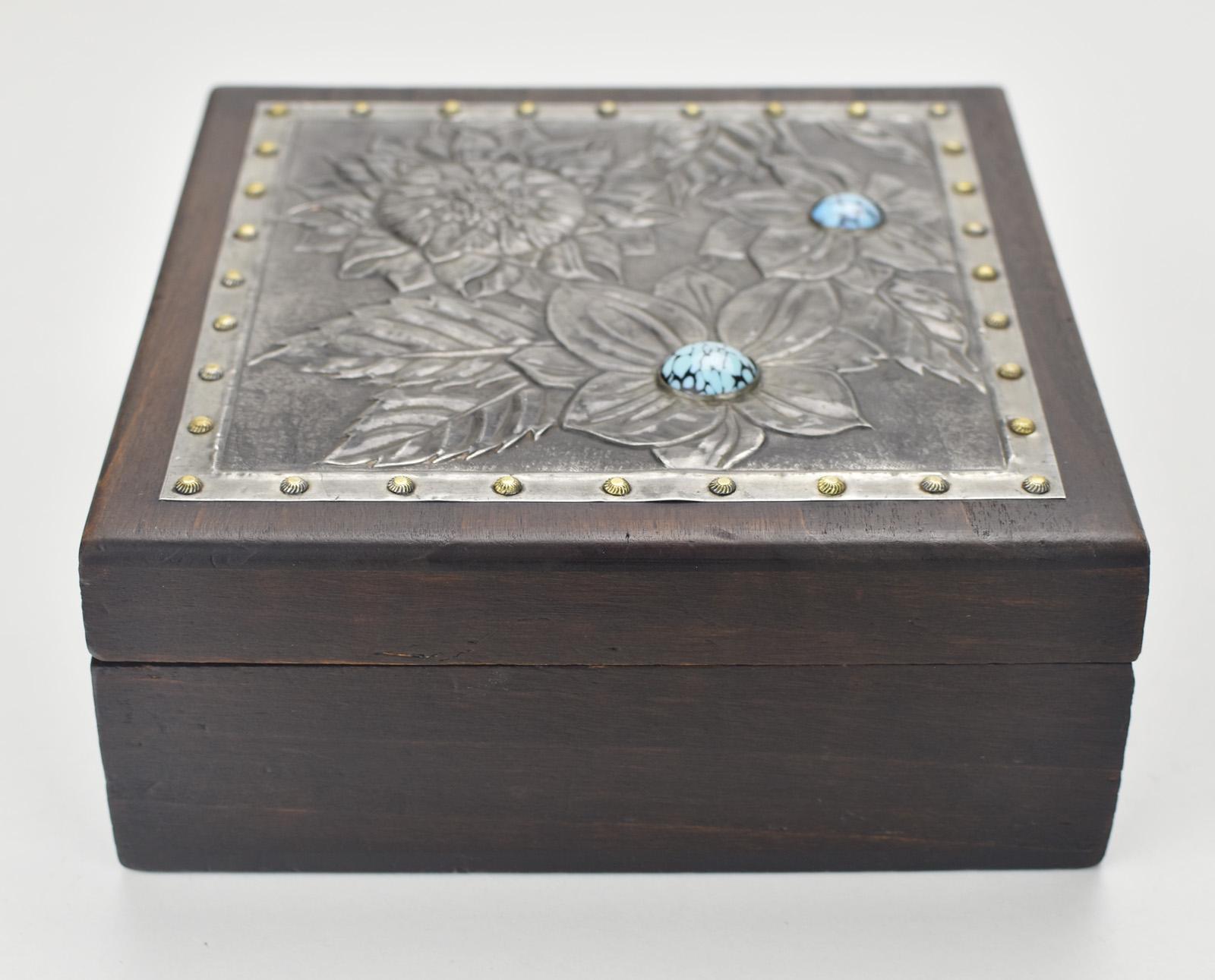 Antigua caja francesa Art Nouveau de estaño repujado y madera con cabujones azules principios del siglo XX en venta