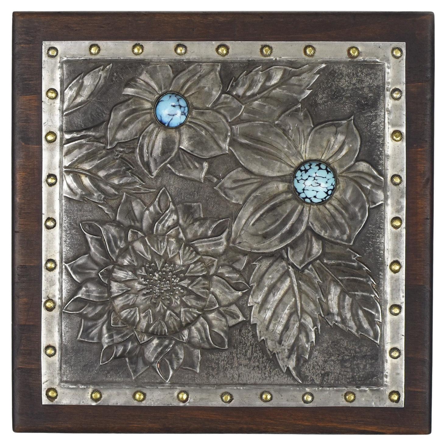 Antigua caja francesa Art Nouveau de estaño repujado y madera con cabujones azules en venta
