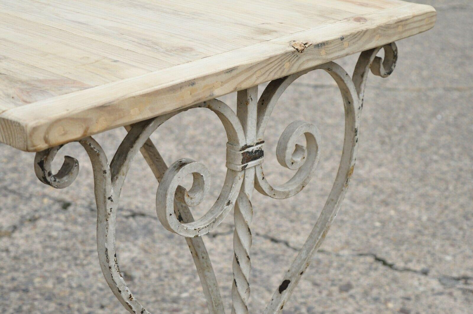Ancienne table de travail Art Nouveau française en fer forgé à volutes avec plateau en bois en vente 6