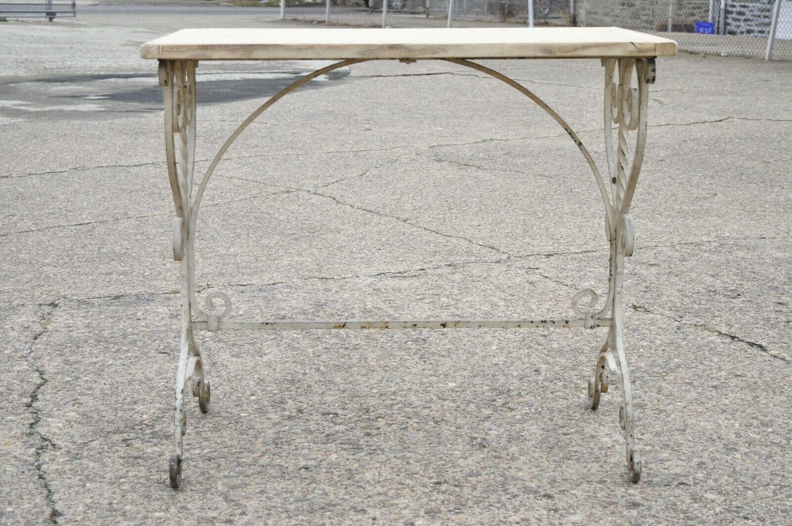Antique French Art Nouveau con piano in legno e ferro battuto, tavolo da lavoro da 42 pollici. L'oggetto ha una base risalente ai primi anni del 1900, mentre il piano sembra essere un'aggiunta/riutilizzo più recente, base a traliccio in ferro