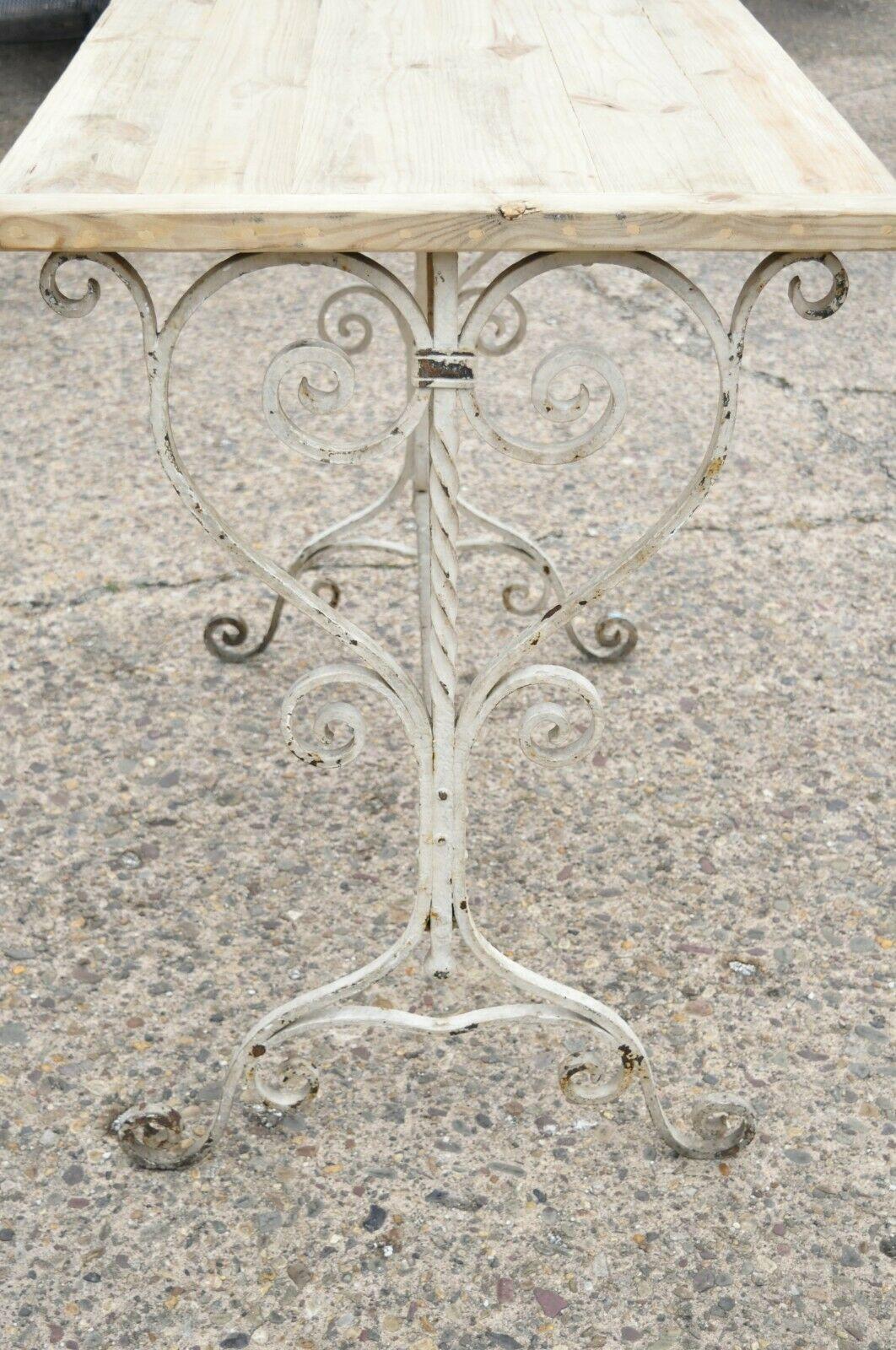 Ancienne table de travail Art Nouveau française en fer forgé à volutes avec plateau en bois en vente 2