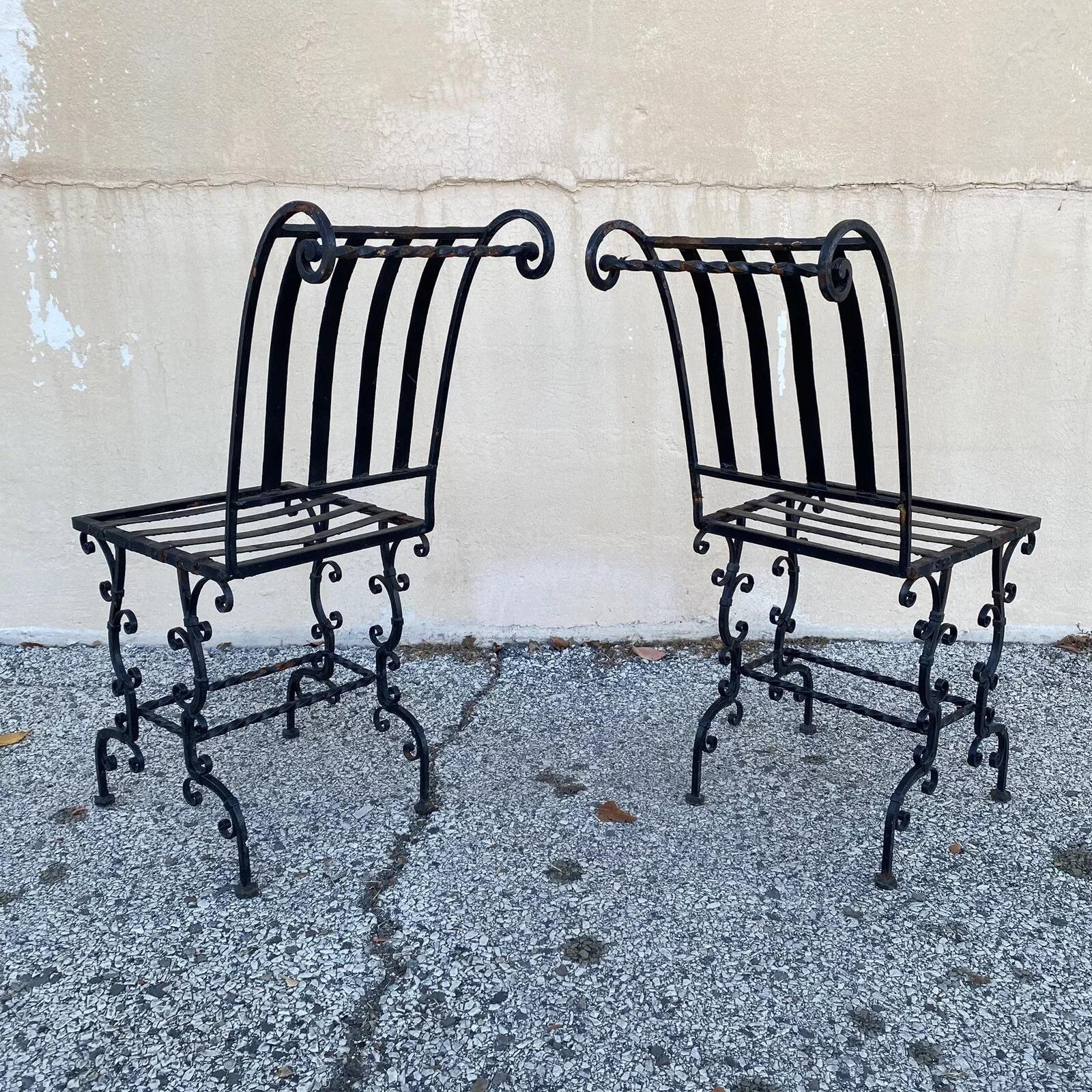 Chaises d'appoint de jardin Art nouveau français en fer à volutes - Lot de 4 en vente 3