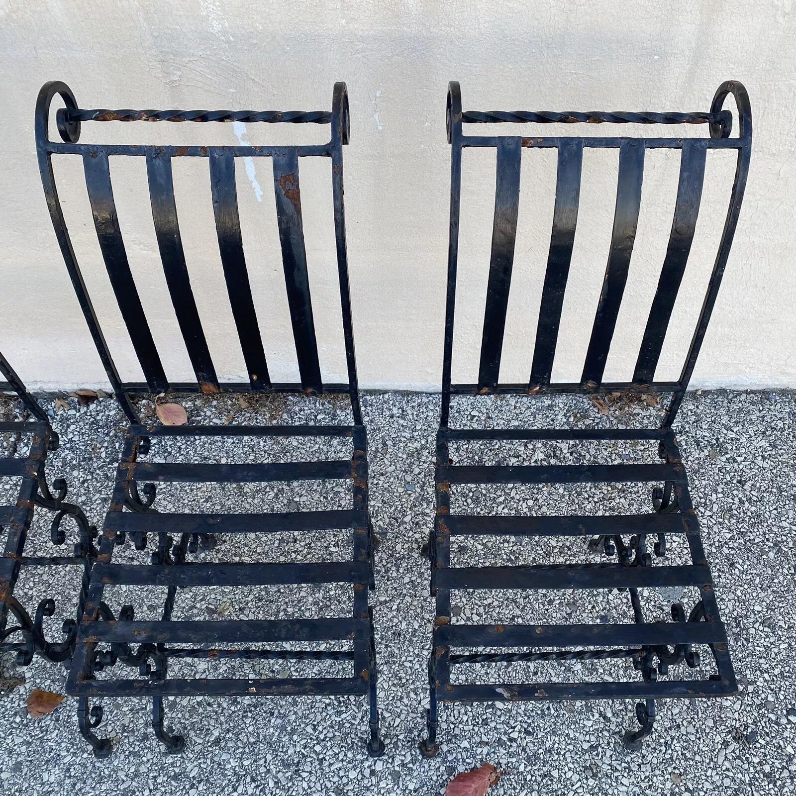 Chaises d'appoint de jardin Art nouveau français en fer à volutes - Lot de 4 en vente 4