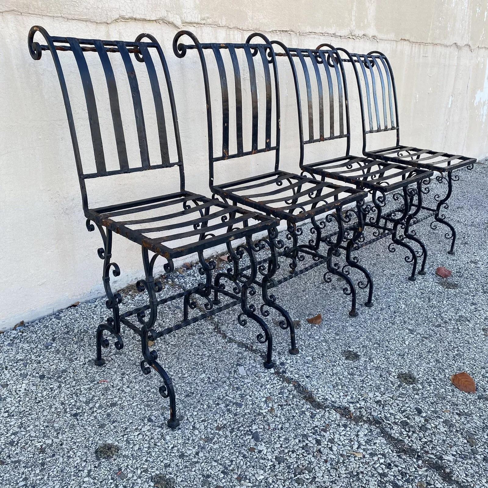 Anciennes chaises d'appoint de jardin en fer à volutes Art Nouveau - Lot de 4. Circa Early 20th Century. Dimensions : 34