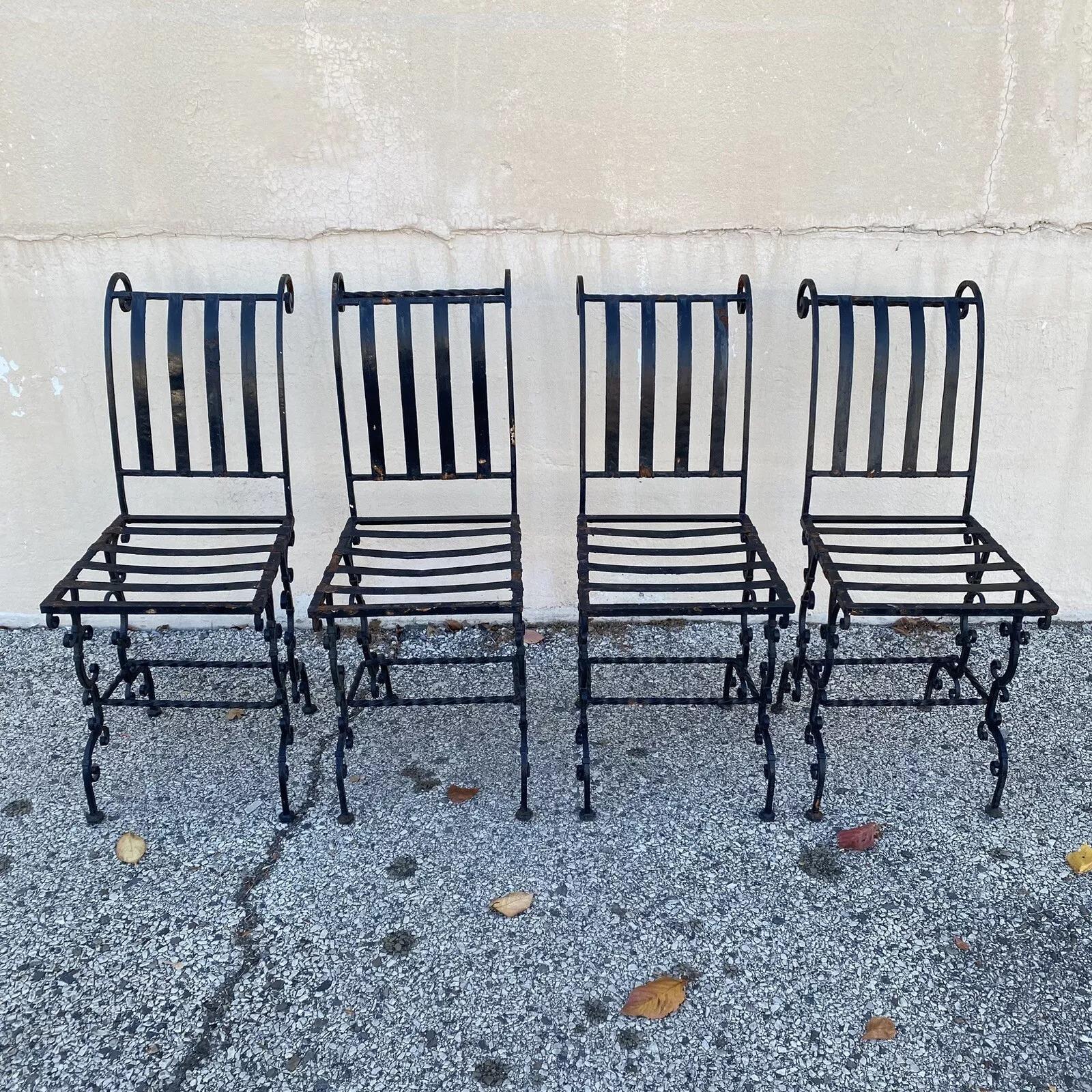 Autre Chaises d'appoint de jardin Art nouveau français en fer à volutes - Lot de 4 en vente