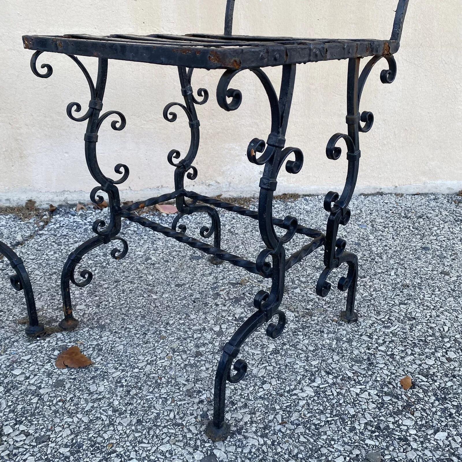 Inconnu Chaises d'appoint de jardin Art nouveau français en fer à volutes - Lot de 4 en vente