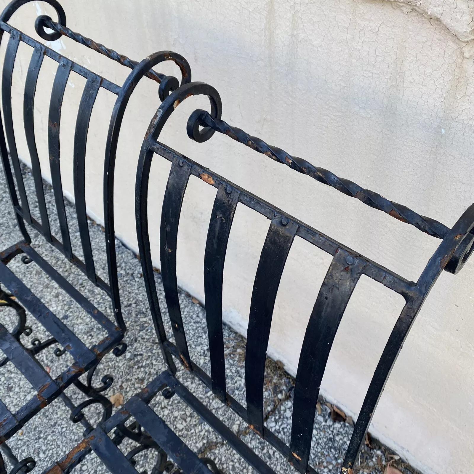 Chaises d'appoint de jardin Art nouveau français en fer à volutes - Lot de 4 Bon état - En vente à Philadelphia, PA