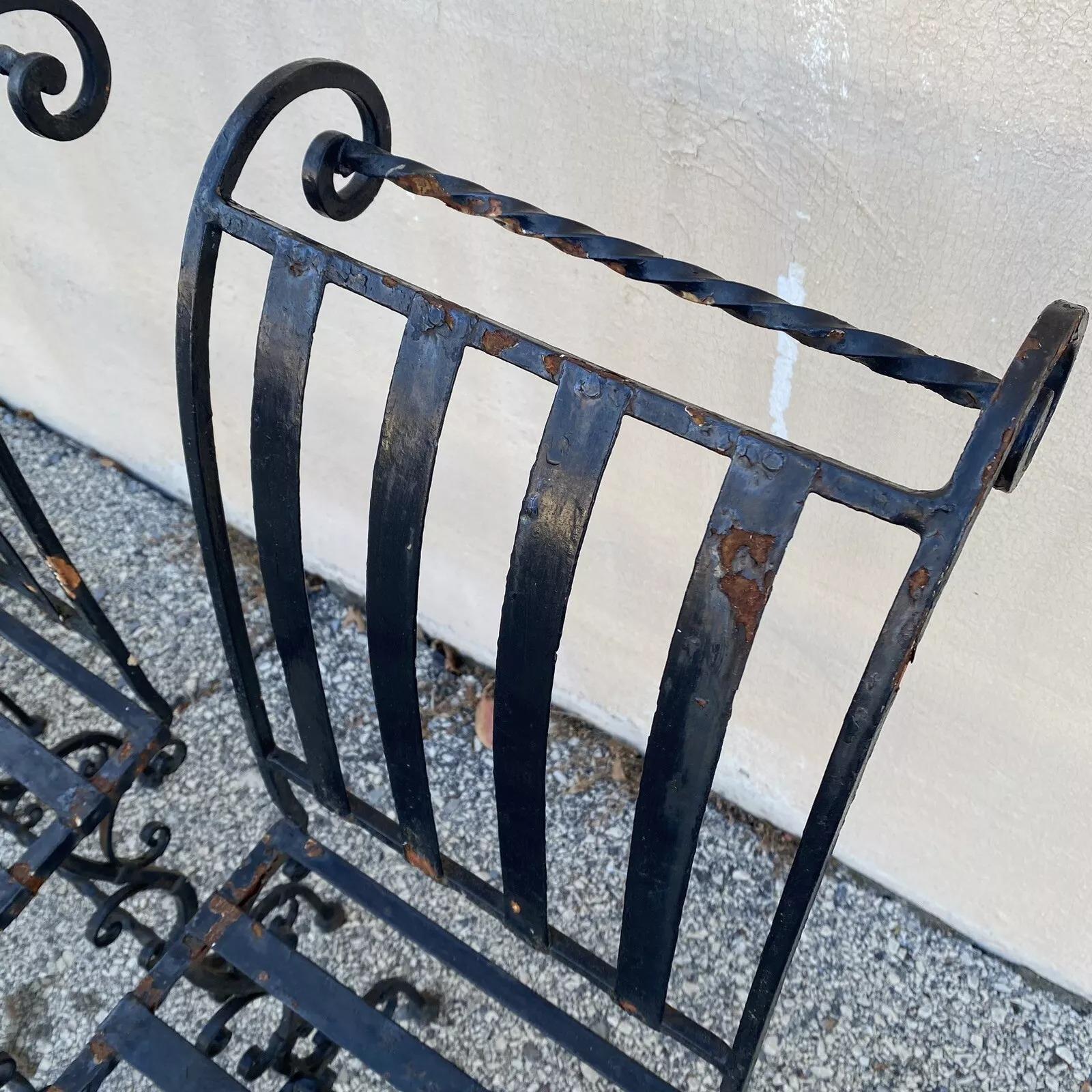 20ième siècle Chaises d'appoint de jardin Art nouveau français en fer à volutes - Lot de 4 en vente