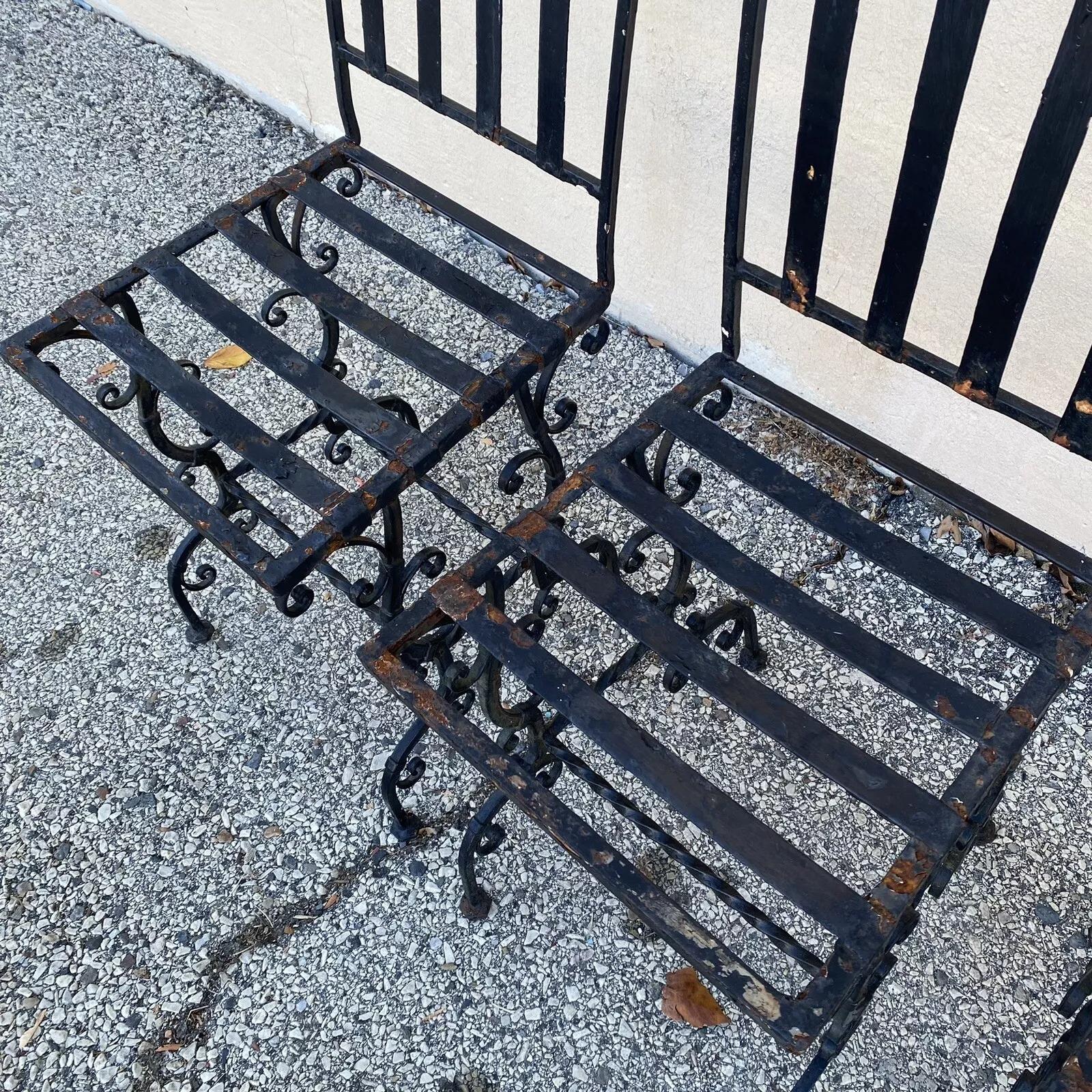 Fer Chaises d'appoint de jardin Art nouveau français en fer à volutes - Lot de 4 en vente