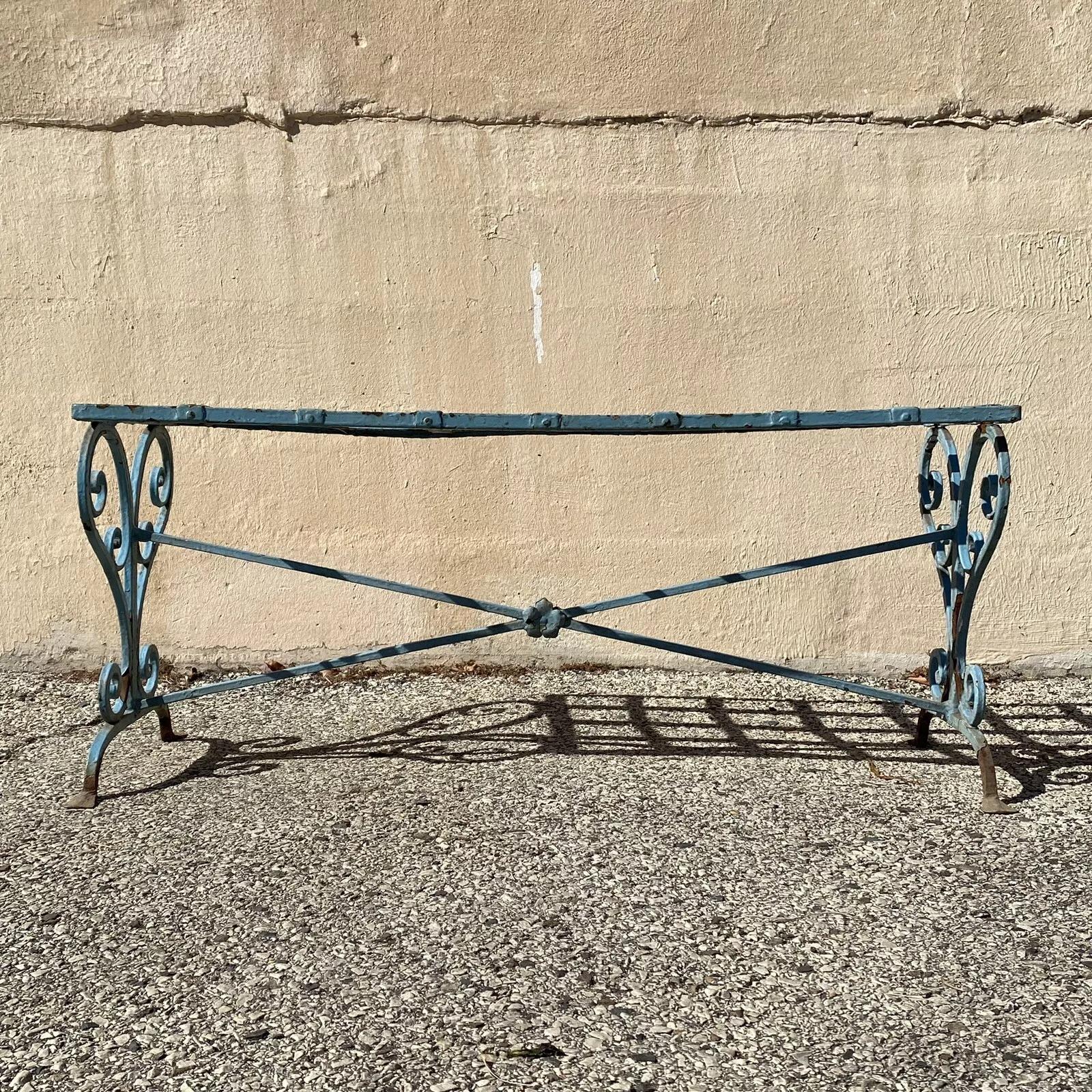 Ancien banc de jardin Art Nouveau français en fer forgé à volutes avec sangle en métal en vente 3