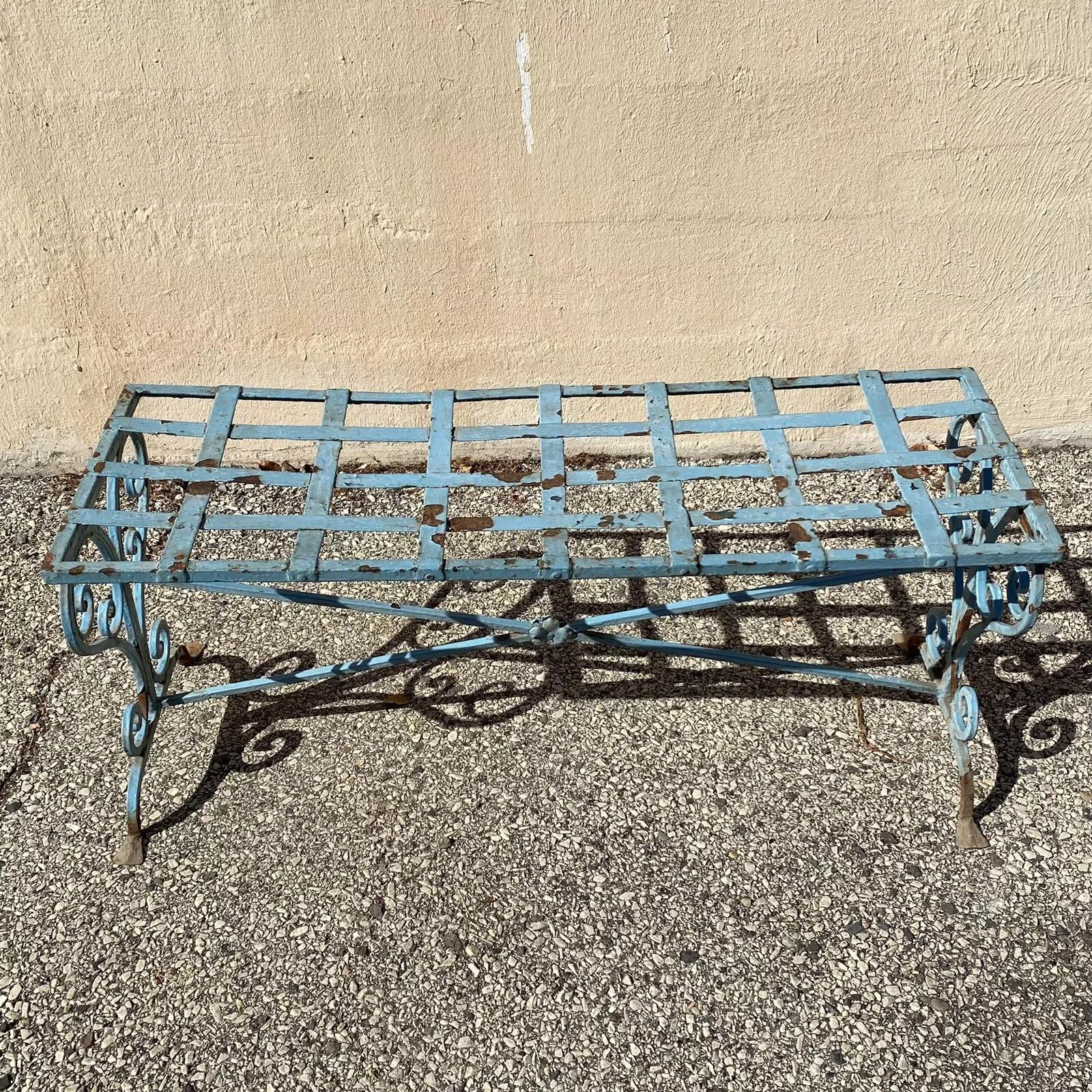 Ancien banc de jardin Art Nouveau français en fer forgé à volutes avec sangle en métal en vente 4