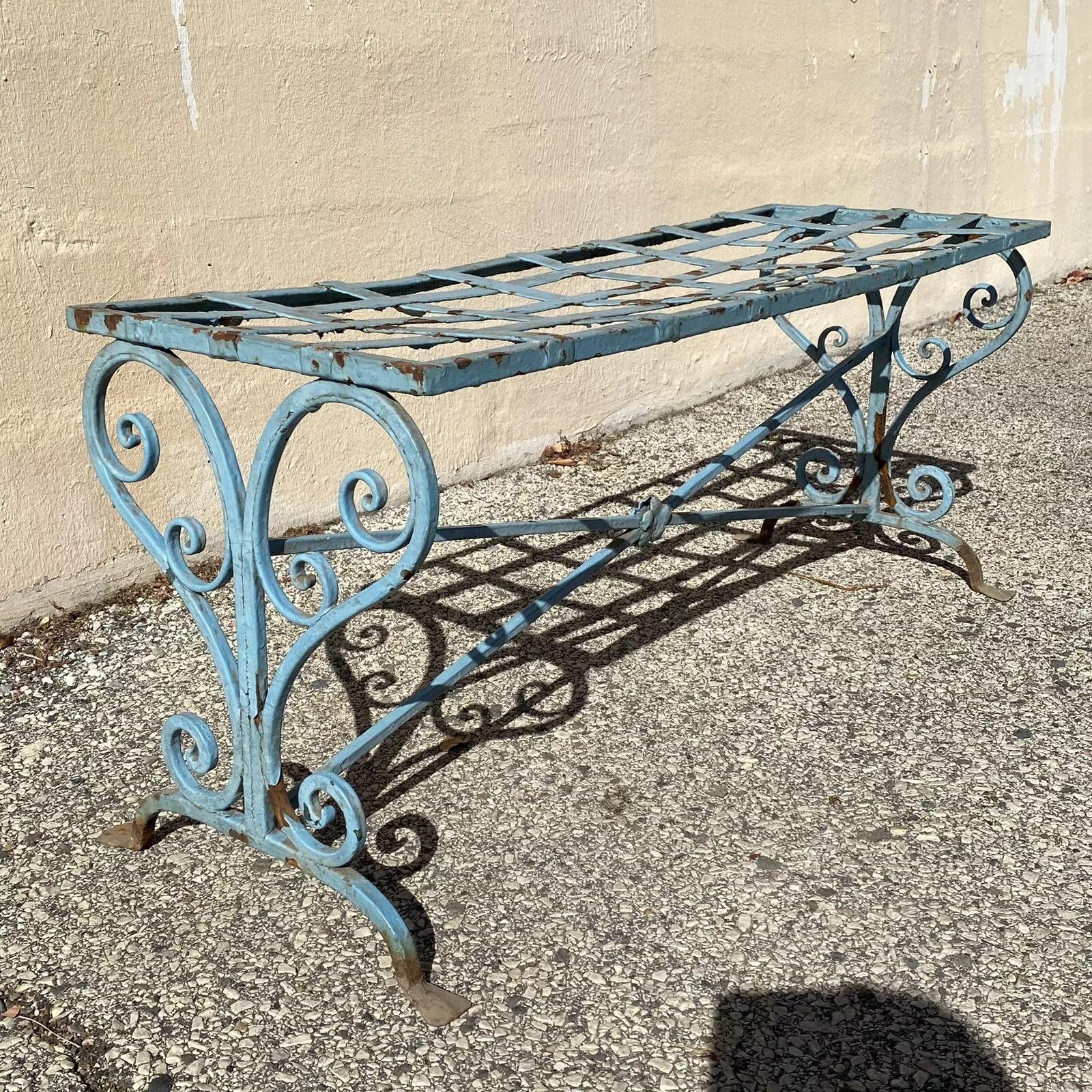 Ancien banc de jardin Art Nouveau français en fer forgé à volutes avec sangle en métal en vente 5