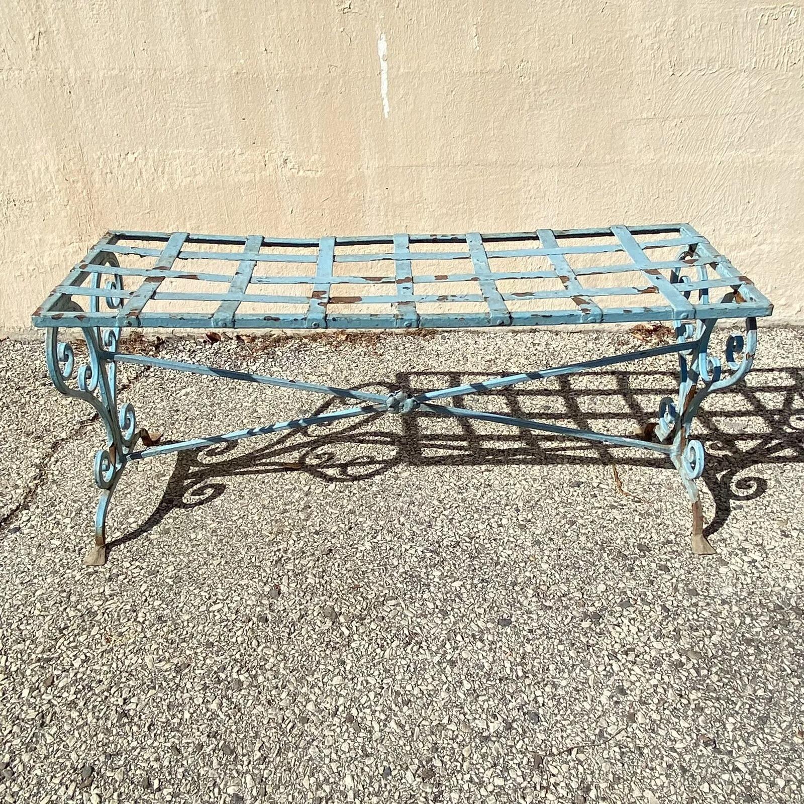 Banc de jardin et de patio en fer forgé peint en bleu et en métal. Circa Early 20th Century. Dimensions : 17,5