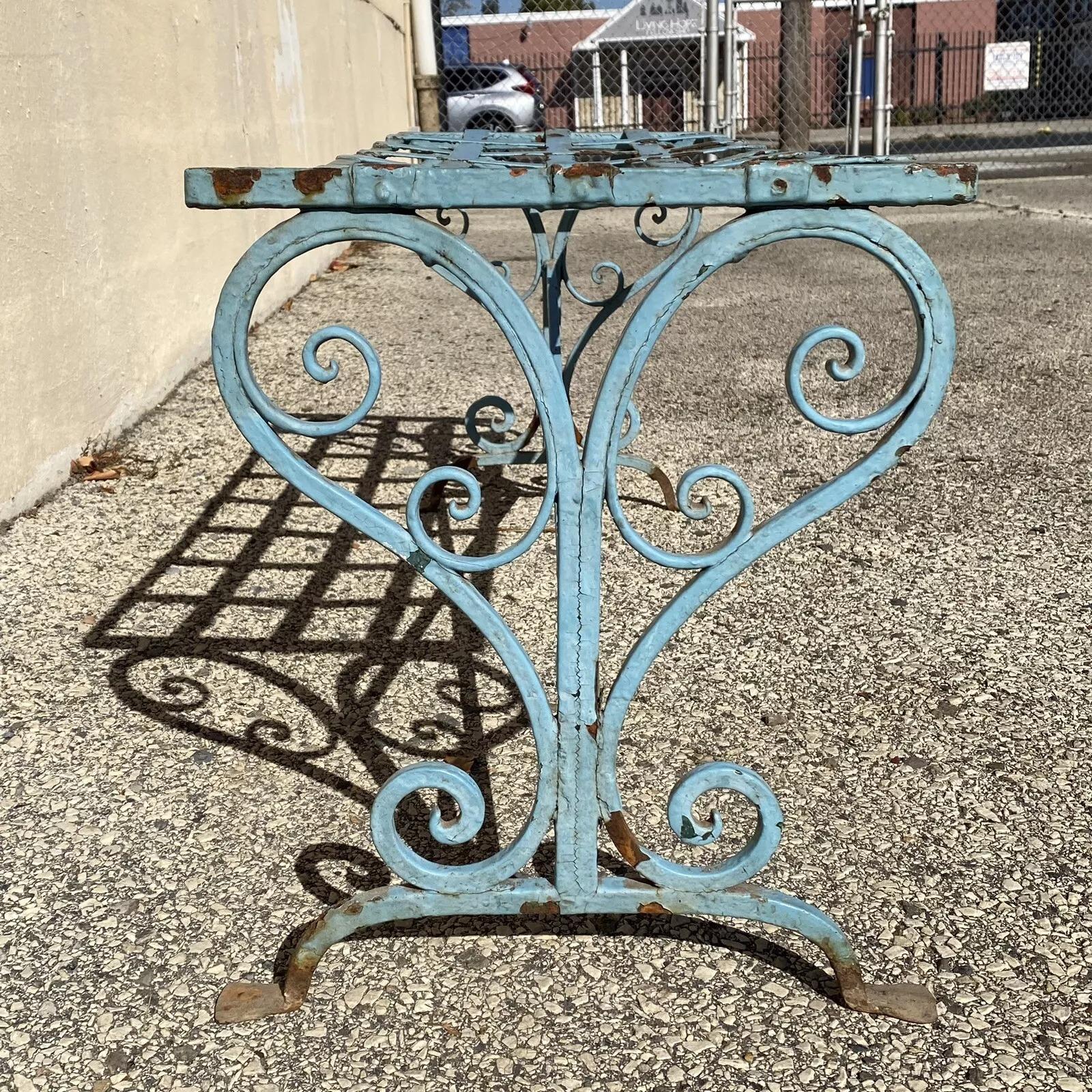 Art nouveau Ancien banc de jardin Art Nouveau français en fer forgé à volutes avec sangle en métal en vente