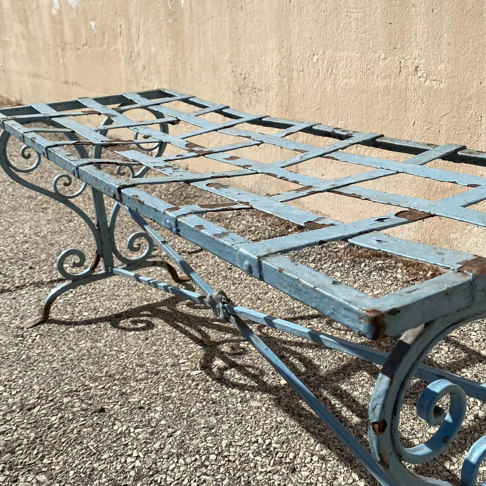 Inconnu Ancien banc de jardin Art Nouveau français en fer forgé à volutes avec sangle en métal en vente