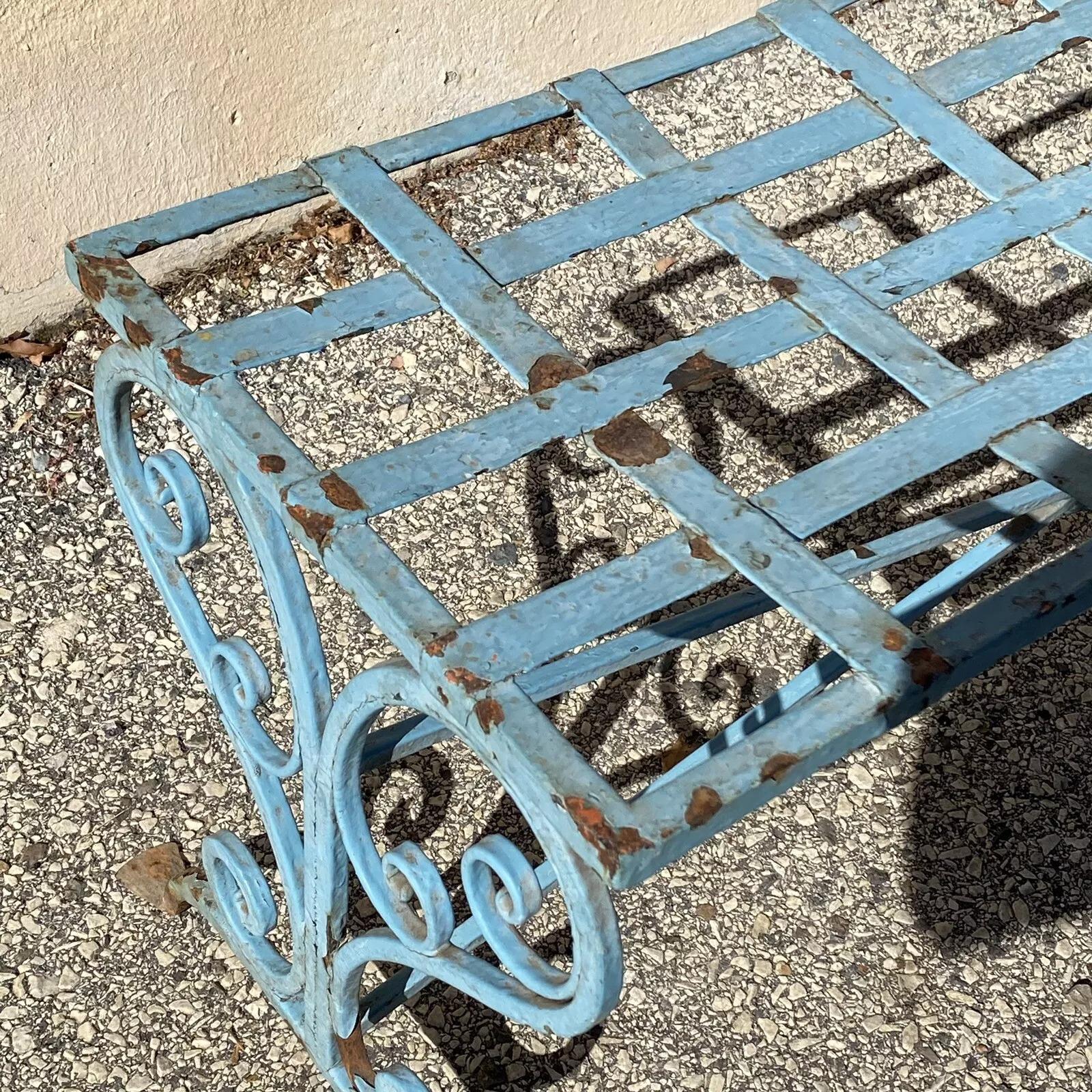 Ancien banc de jardin Art Nouveau français en fer forgé à volutes avec sangle en métal Bon état - En vente à Philadelphia, PA