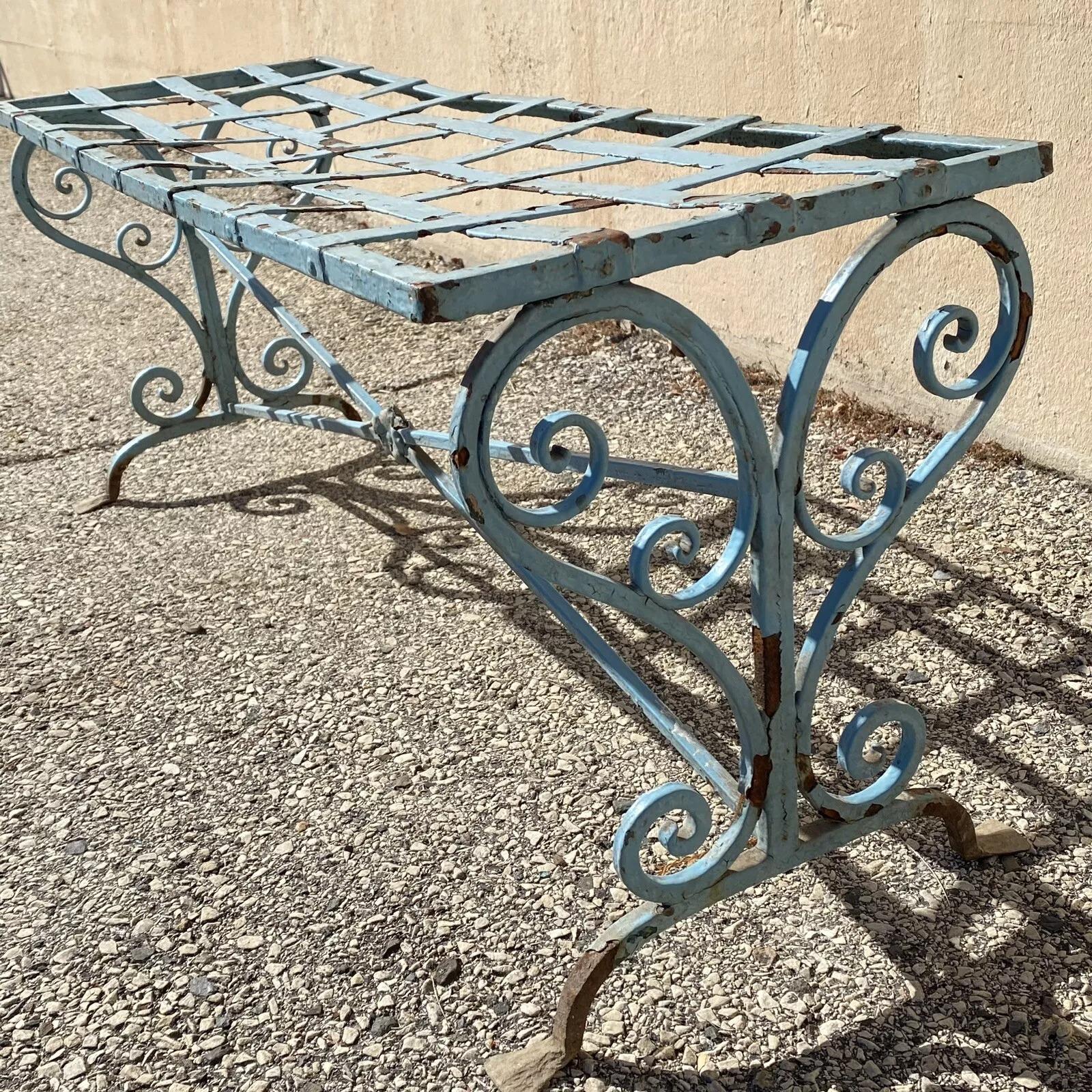 Fer forgé Ancien banc de jardin Art Nouveau français en fer forgé à volutes avec sangle en métal en vente