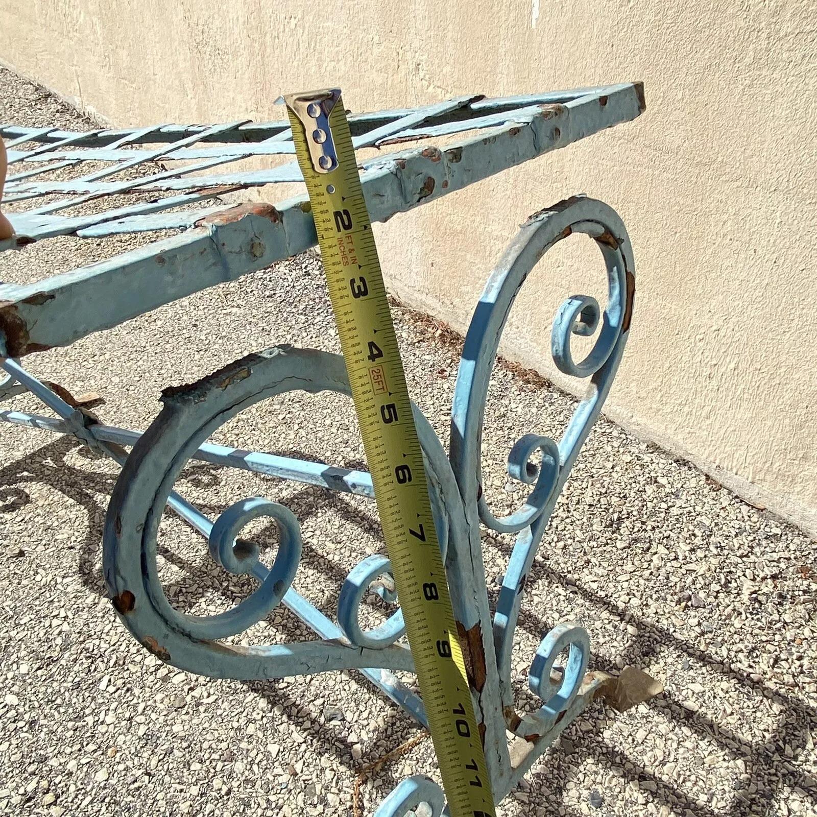 Ancien banc de jardin Art Nouveau français en fer forgé à volutes avec sangle en métal en vente 2